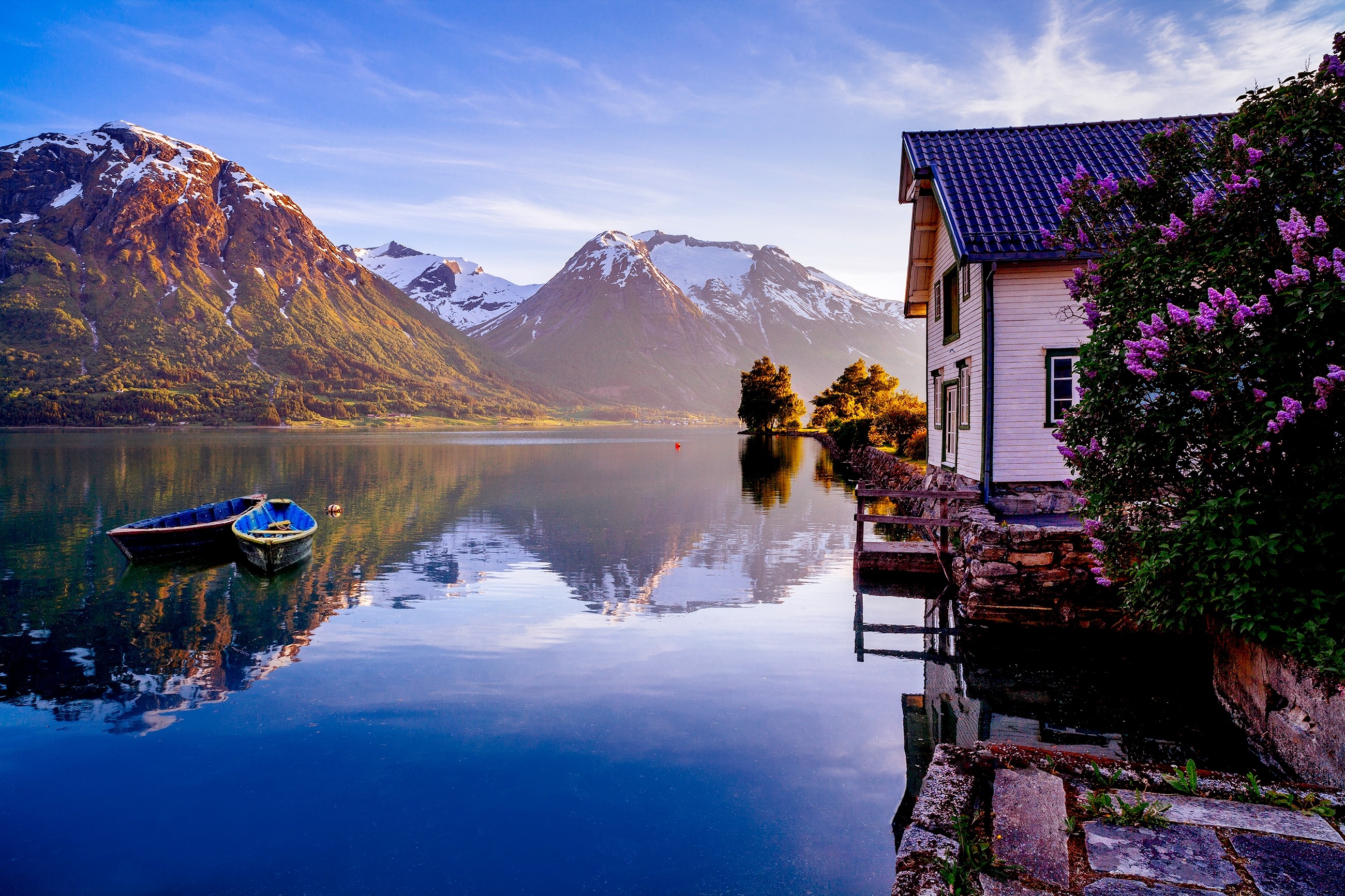 Lake House Flowers Mountains Boats Free Desktop Wallpaper - Mountains And Lakes House , HD Wallpaper & Backgrounds