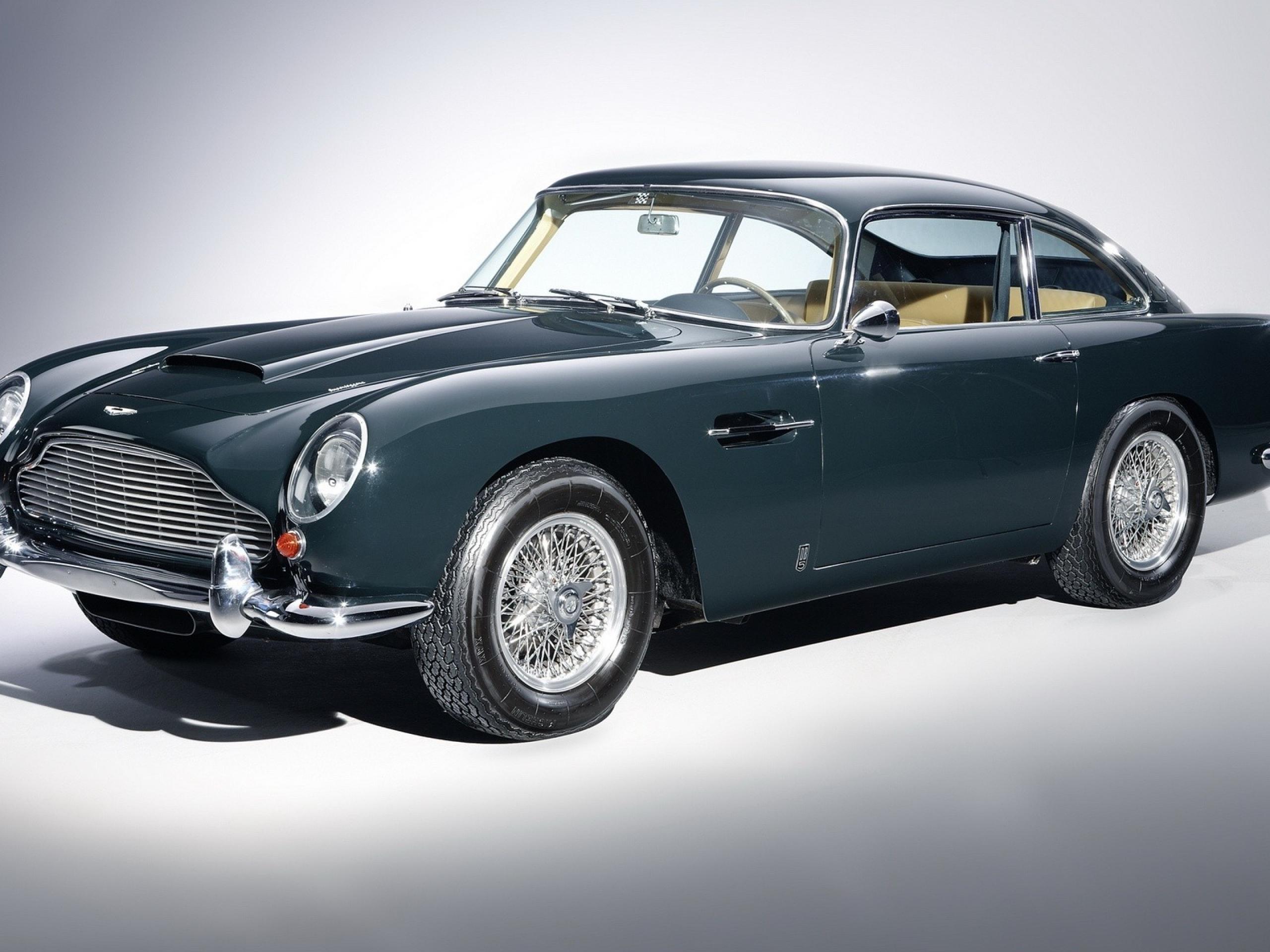Use And Share These Wallpaper Images Of The Aston Martin Aston
