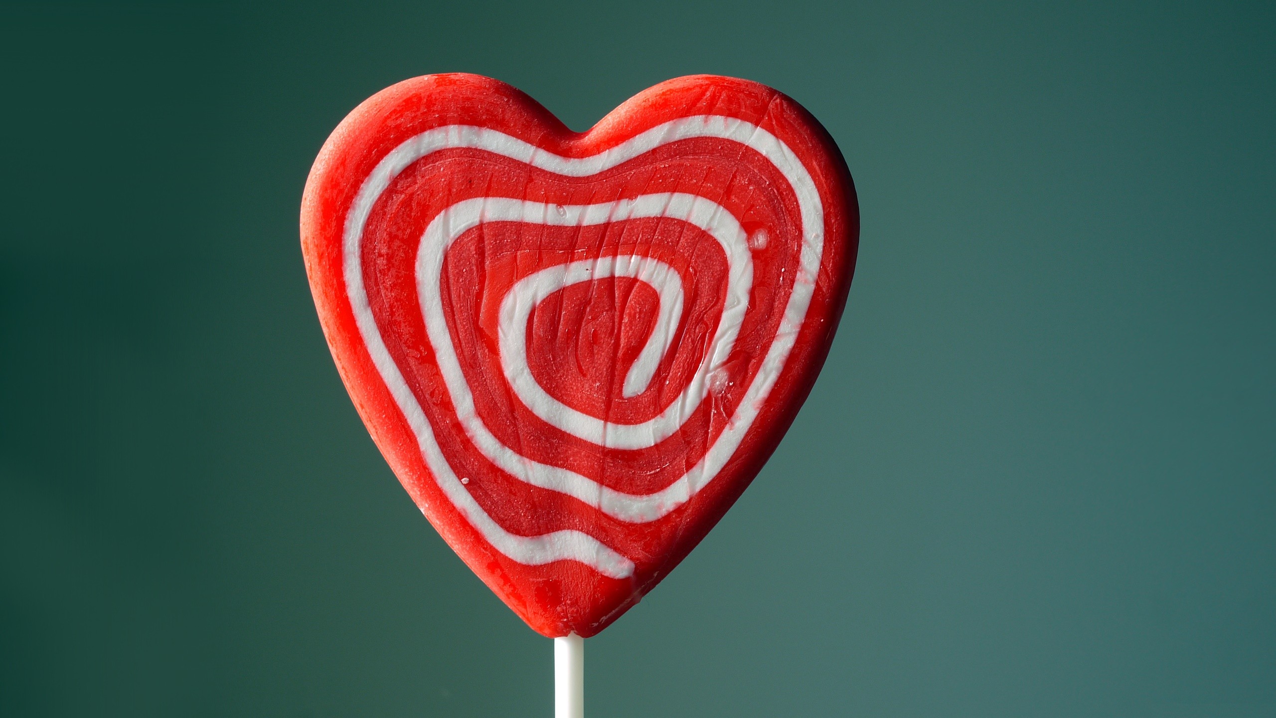 Red And White Heart Shaped Lollipop Wallpapers - Valentine's Day Free Stock , HD Wallpaper & Backgrounds