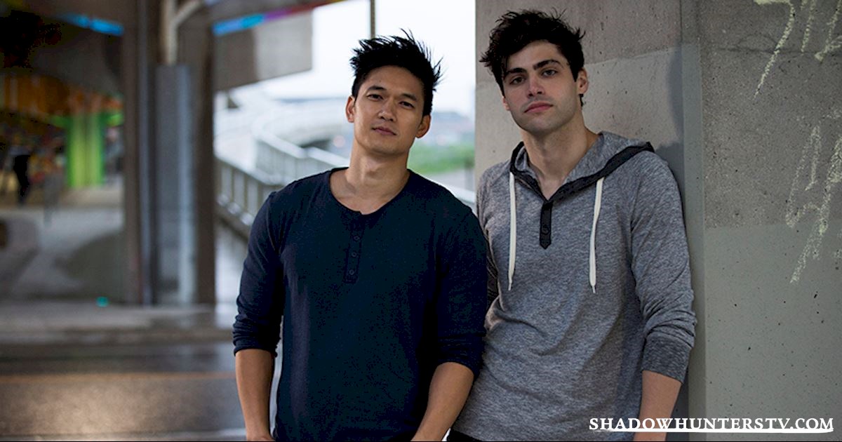 [photos] Playing Outside With The Shadowhunters - Harry Shum Jr And Matthew Daddario Photoshoot , HD Wallpaper & Backgrounds