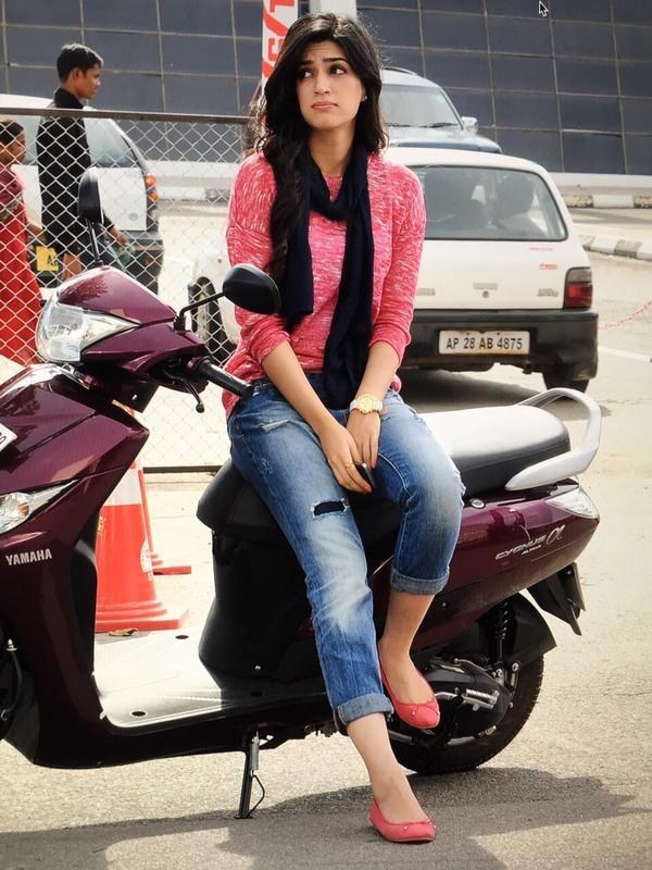 Actress Kriti Sanon Hd Pics In Film - Kriti Sanon Real Life , HD Wallpaper & Backgrounds