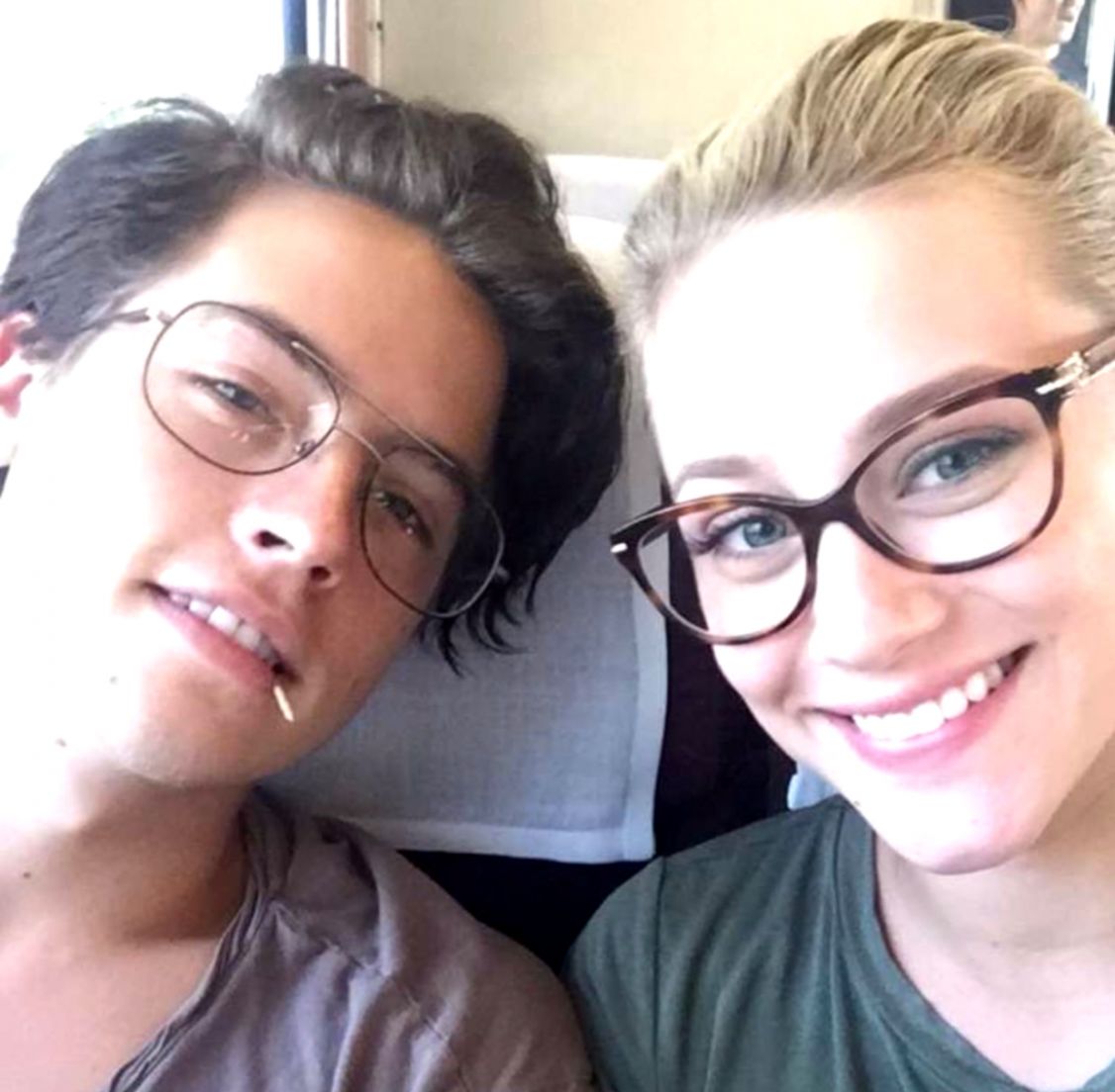 18 Times Cole Sprouse And Lili Reinhart Were The Cutest - Cole Sprouse E Lili Reinhart Riverdale , HD Wallpaper & Backgrounds