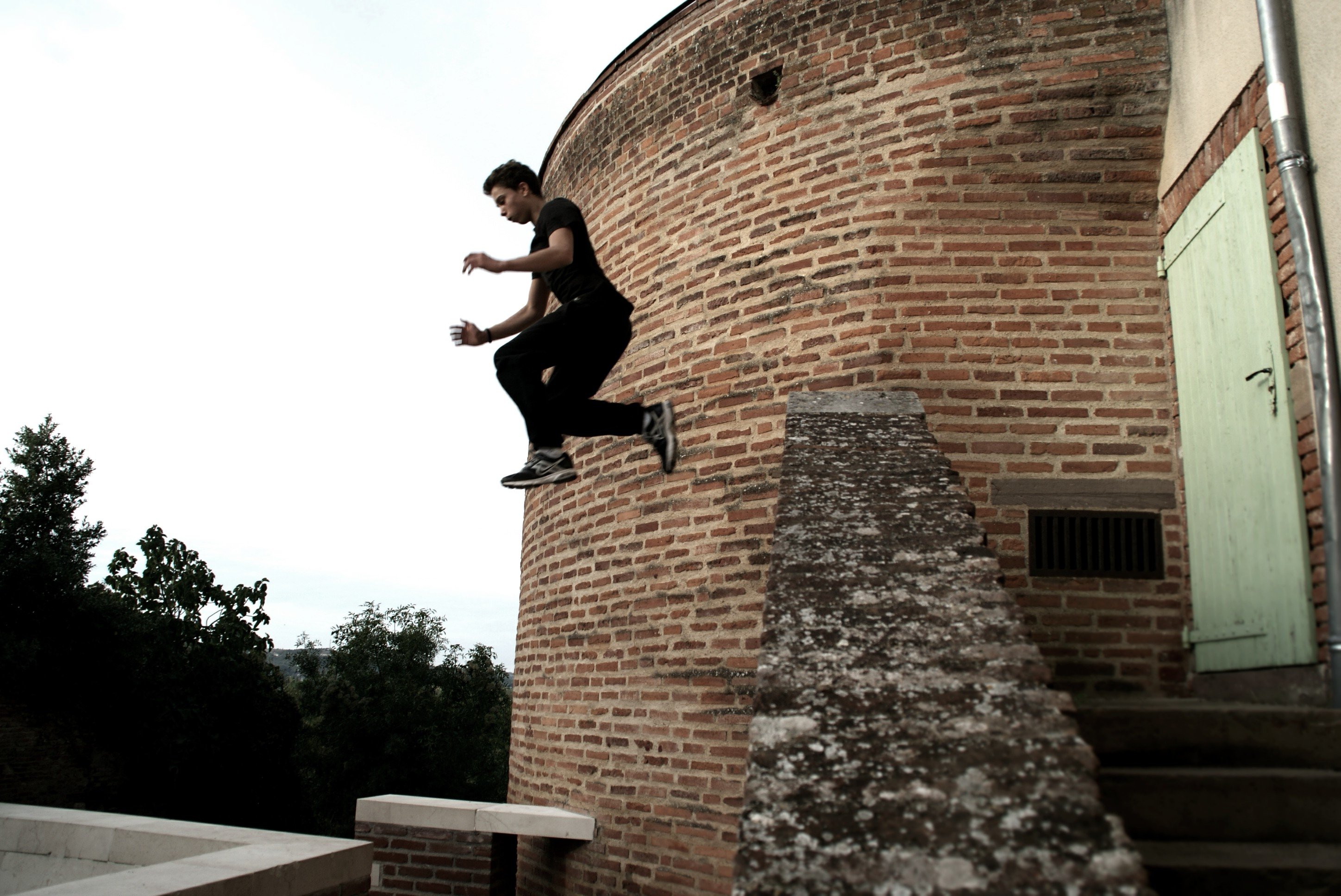 Паркурщики субкультура. Прыжок со стены. Сальто от стены. Школьники прыгают по гаражам. Паркур картинки.