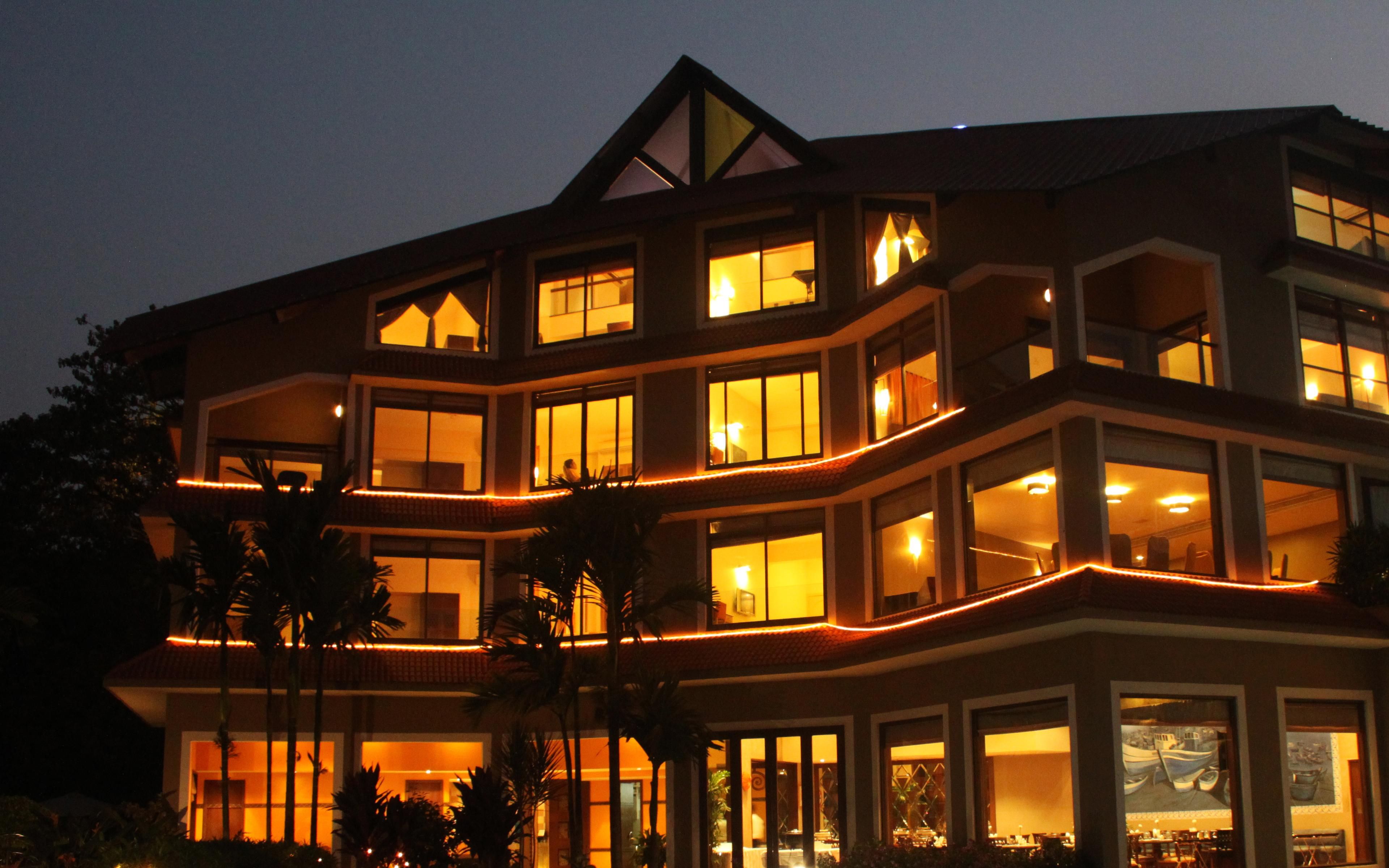 Crown Goa - Houses At Night , HD Wallpaper & Backgrounds