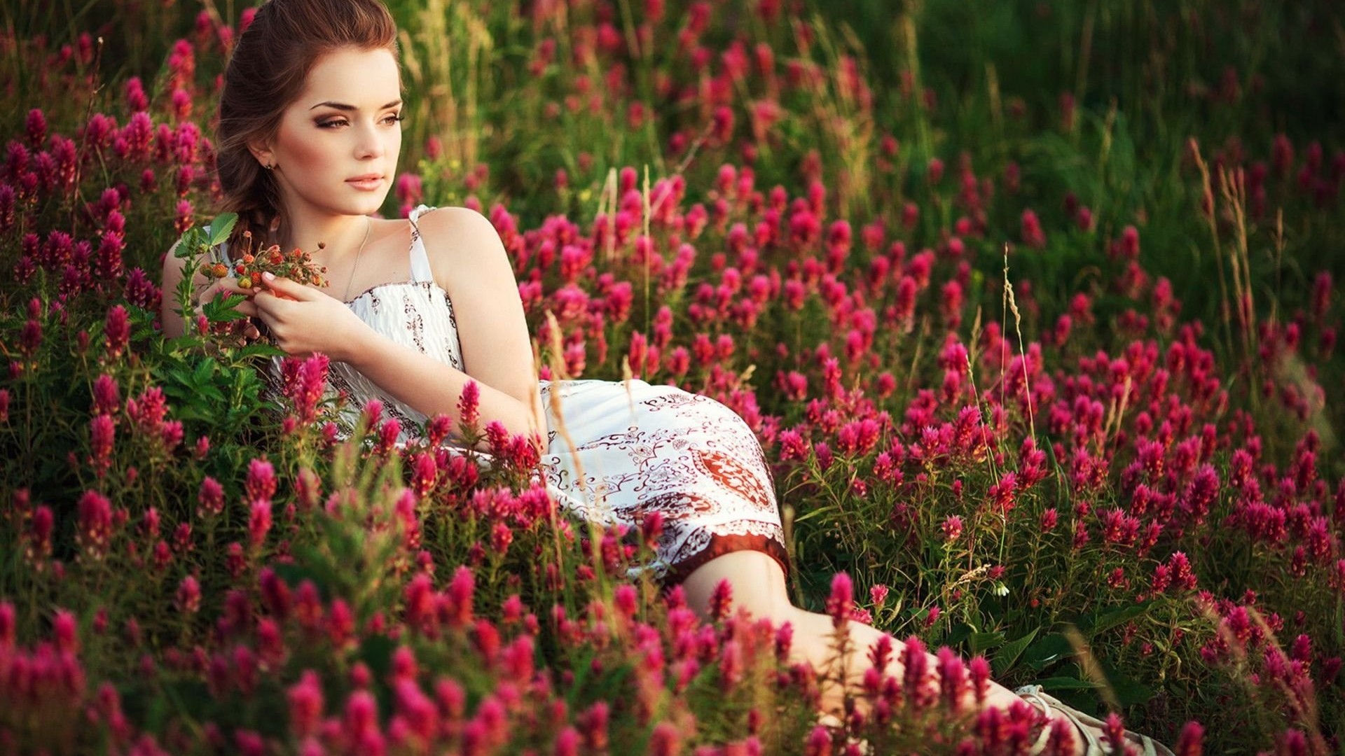 Beautiful Girls With Flower In Hd , HD Wallpaper & Backgrounds