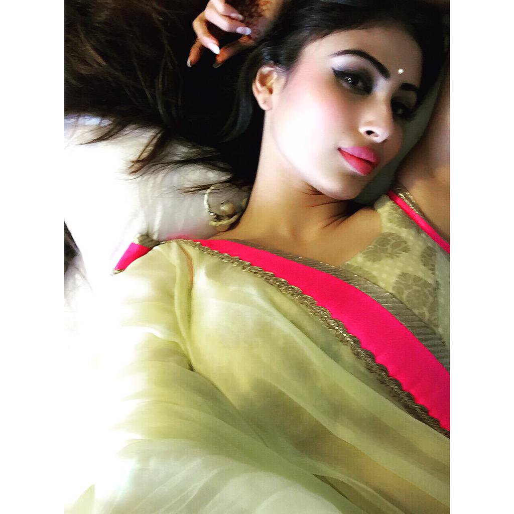 Mouni Roy Hot Wallpaper - Mouni Roy Hot Saree , HD Wallpaper & Backgrounds