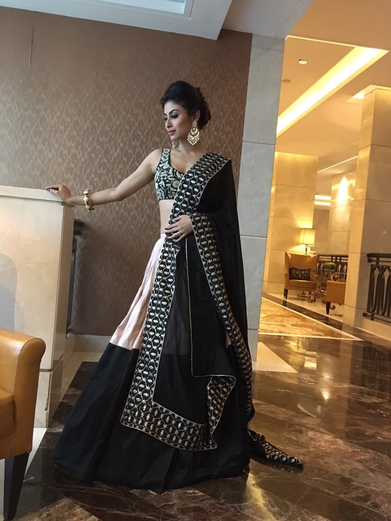 Shivanya In Show Hot Tv Show Nagin Actress In Hot Dresses - Mouni Roy In Black Saree , HD Wallpaper & Backgrounds