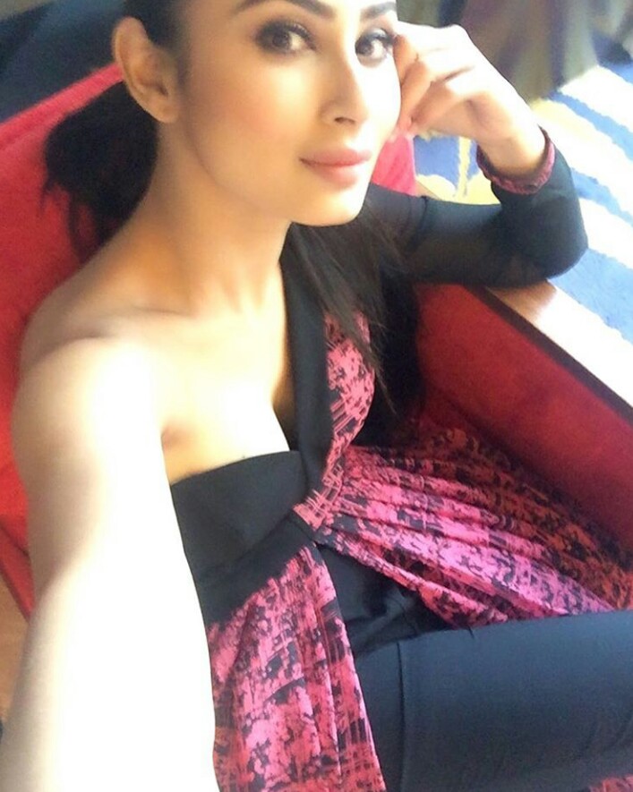 Mouni Roy Photos Backless Hot 2016 Mouni Roy Hd Wallpapers - Most Stylish Actress In India , HD Wallpaper & Backgrounds