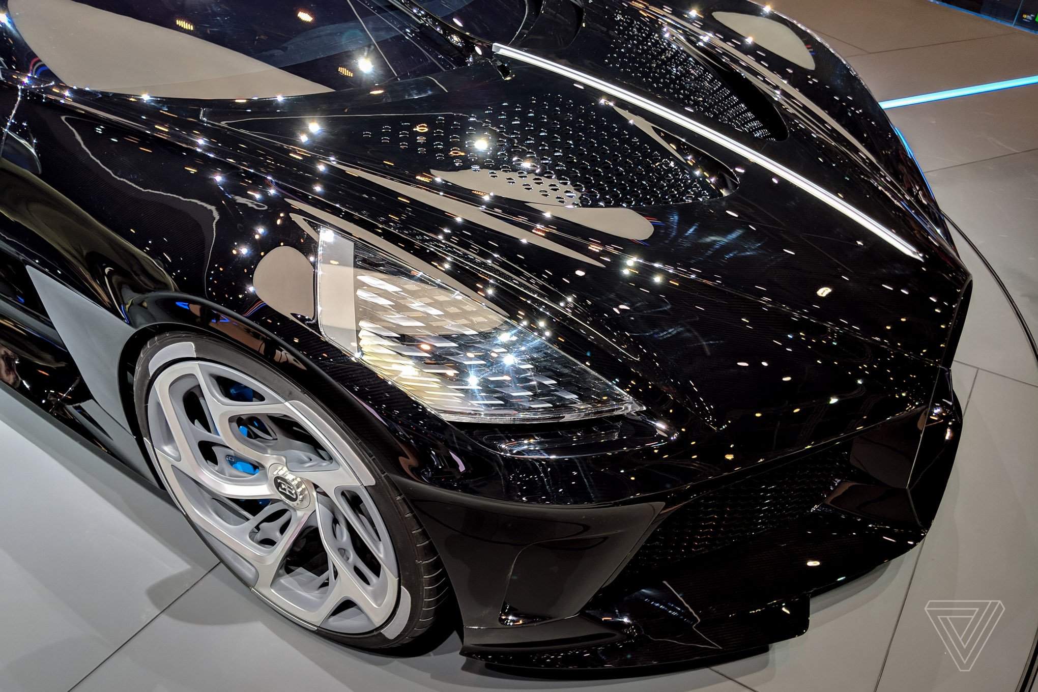 Photo By Vlad Savov / The Verge - La Voiture Noire Bugatti Headlights , HD Wallpaper & Backgrounds