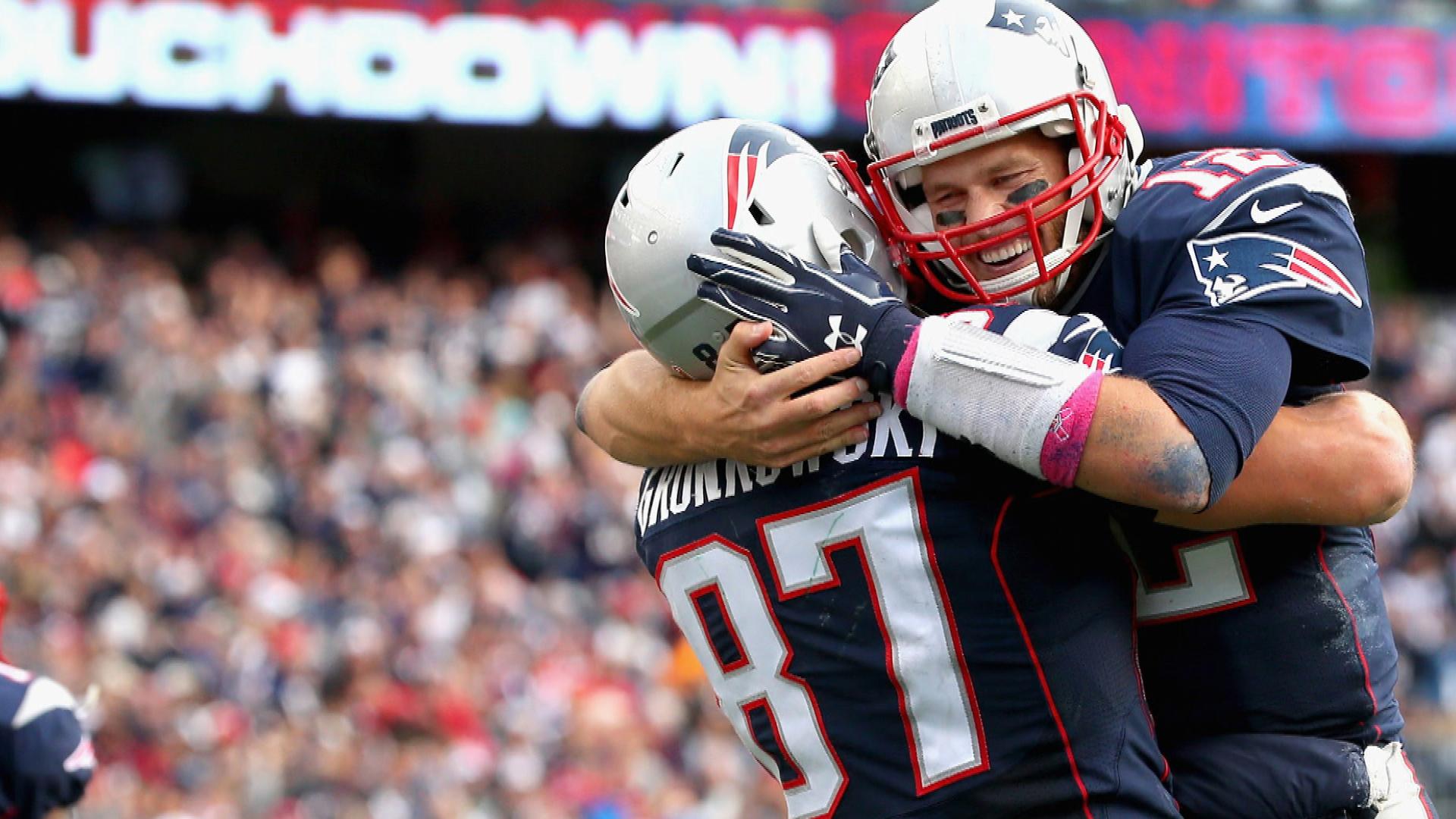 Patriots' Tom Brady, Bill Belichick Experiencing Friction - Tom Brady Hugging Gronk , HD Wallpaper & Backgrounds