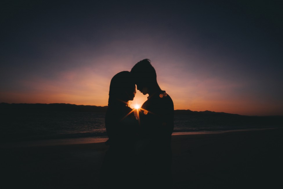 Couple Silhouettes Love Sea Sunset Horizon - Couple Silhouette Sunset Hd , HD Wallpaper & Backgrounds