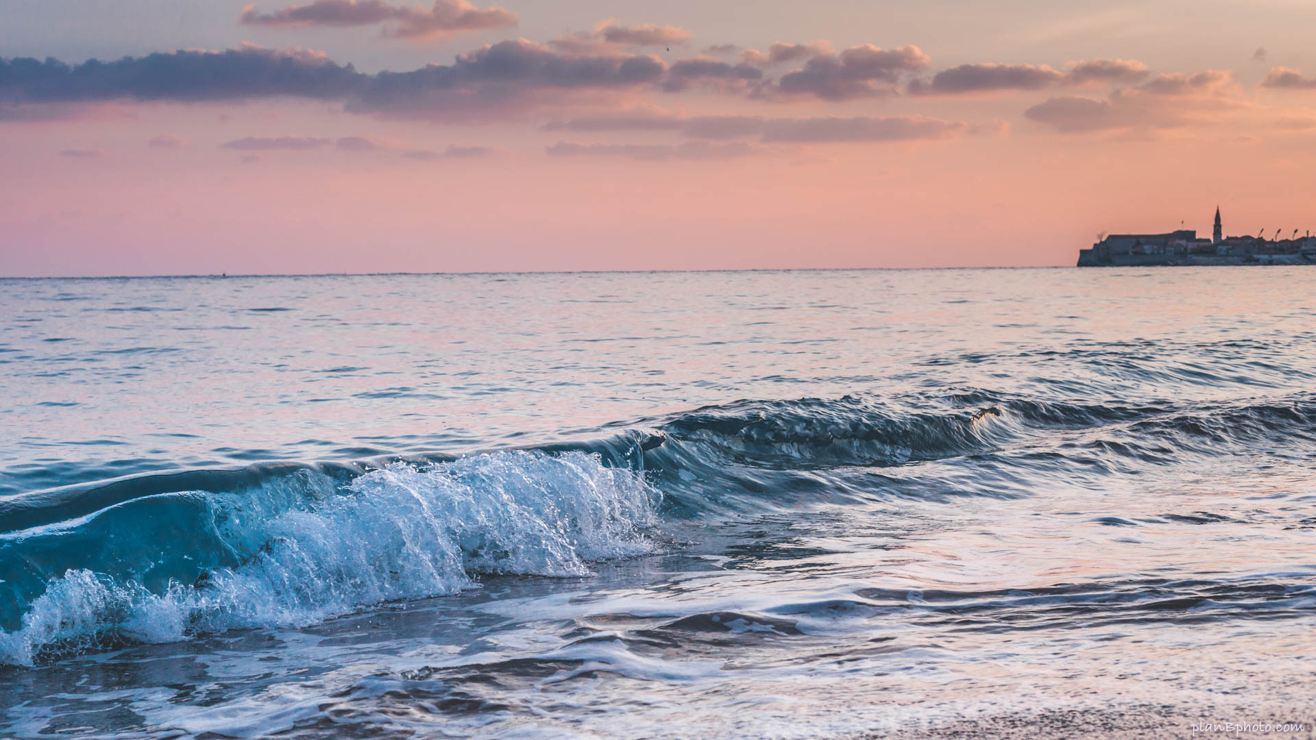 Pink Sky At Sunset Over The Blue Sea With Crystal Waves - Sea , HD Wallpaper & Backgrounds