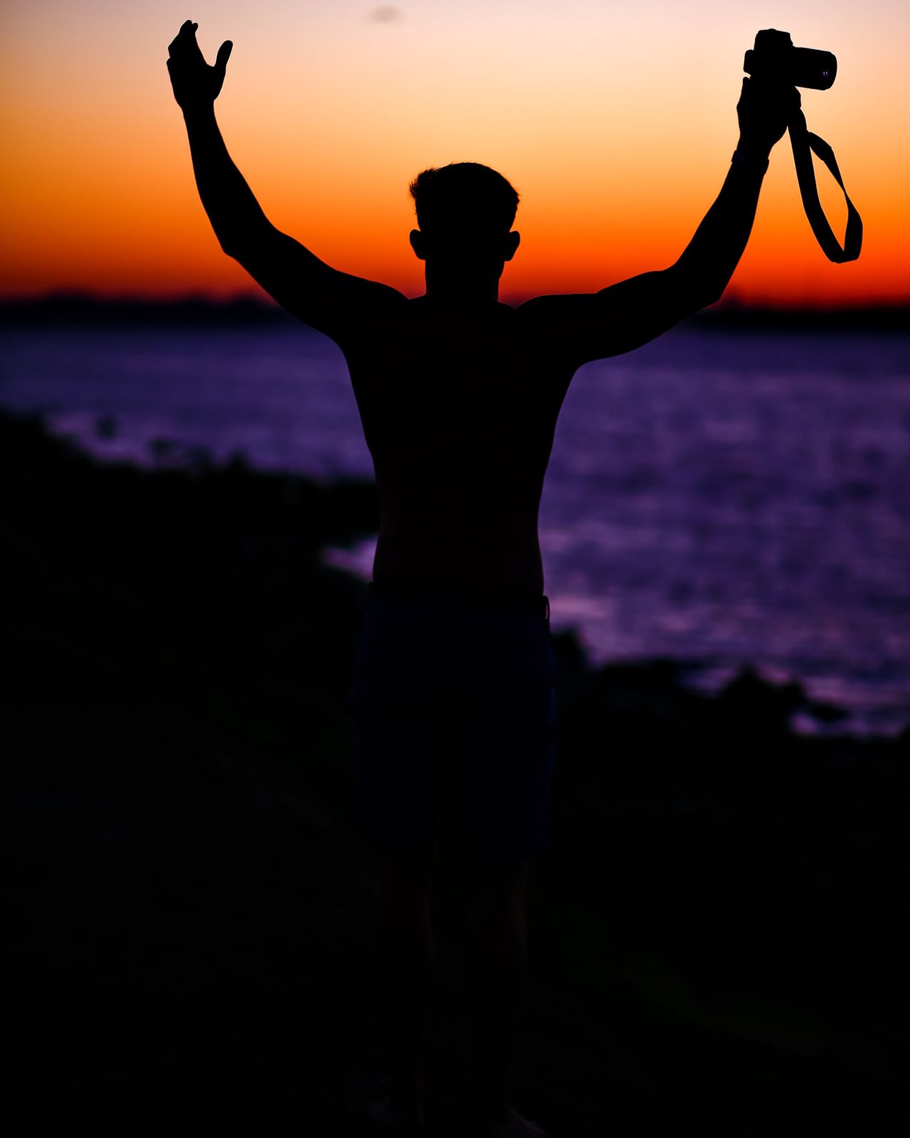 Water Person Sea Sunset Man Beach Sunrise Silhouette - Man Holding A Dslr , HD Wallpaper & Backgrounds