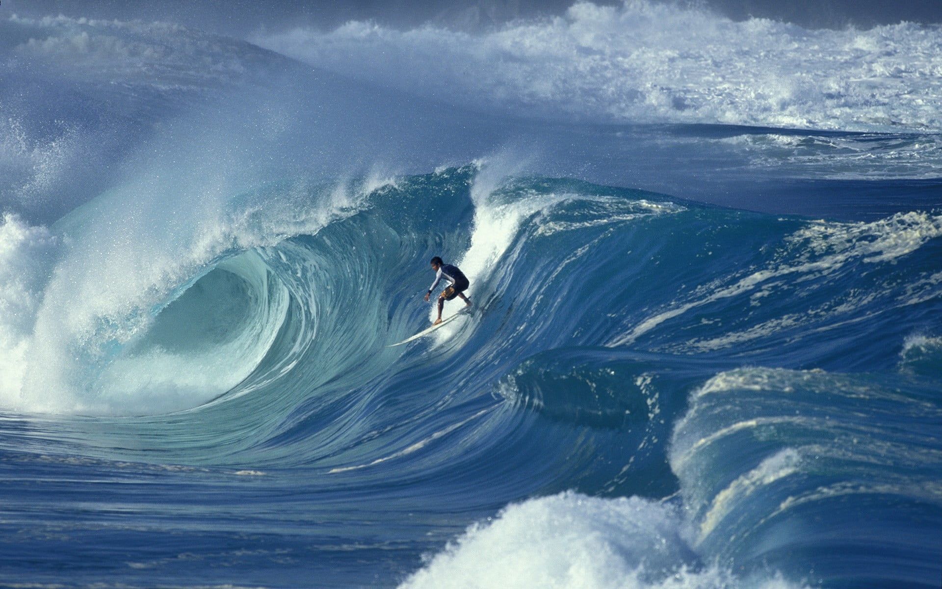 Man Surfing On Sea Waves Hd Wallpaper - Surf Screensaver , HD Wallpaper & Backgrounds