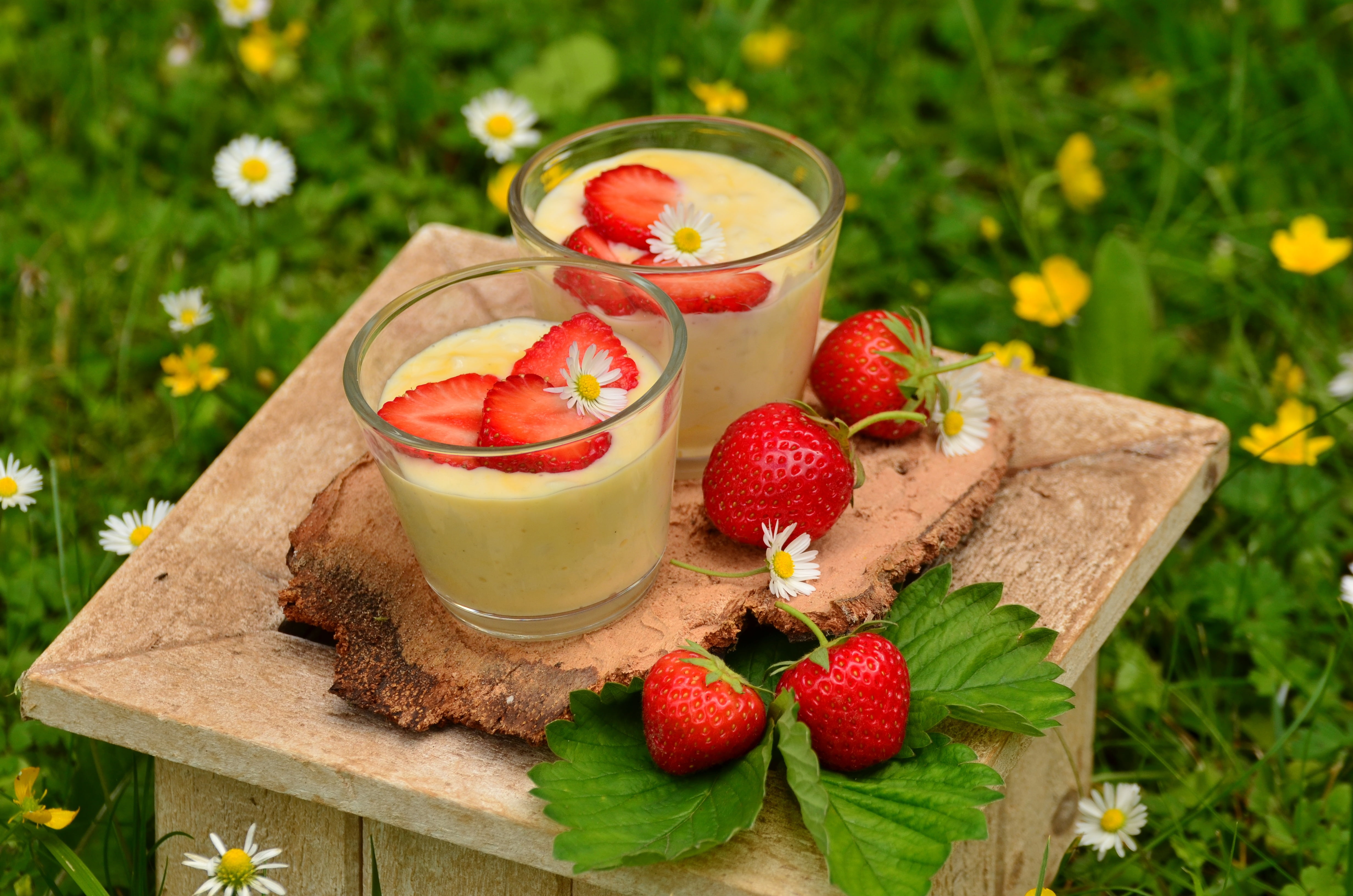 Strawberry Shake On Drinking Glass Hd Wallpaper - Vanille Vla Met Aardbei , HD Wallpaper & Backgrounds