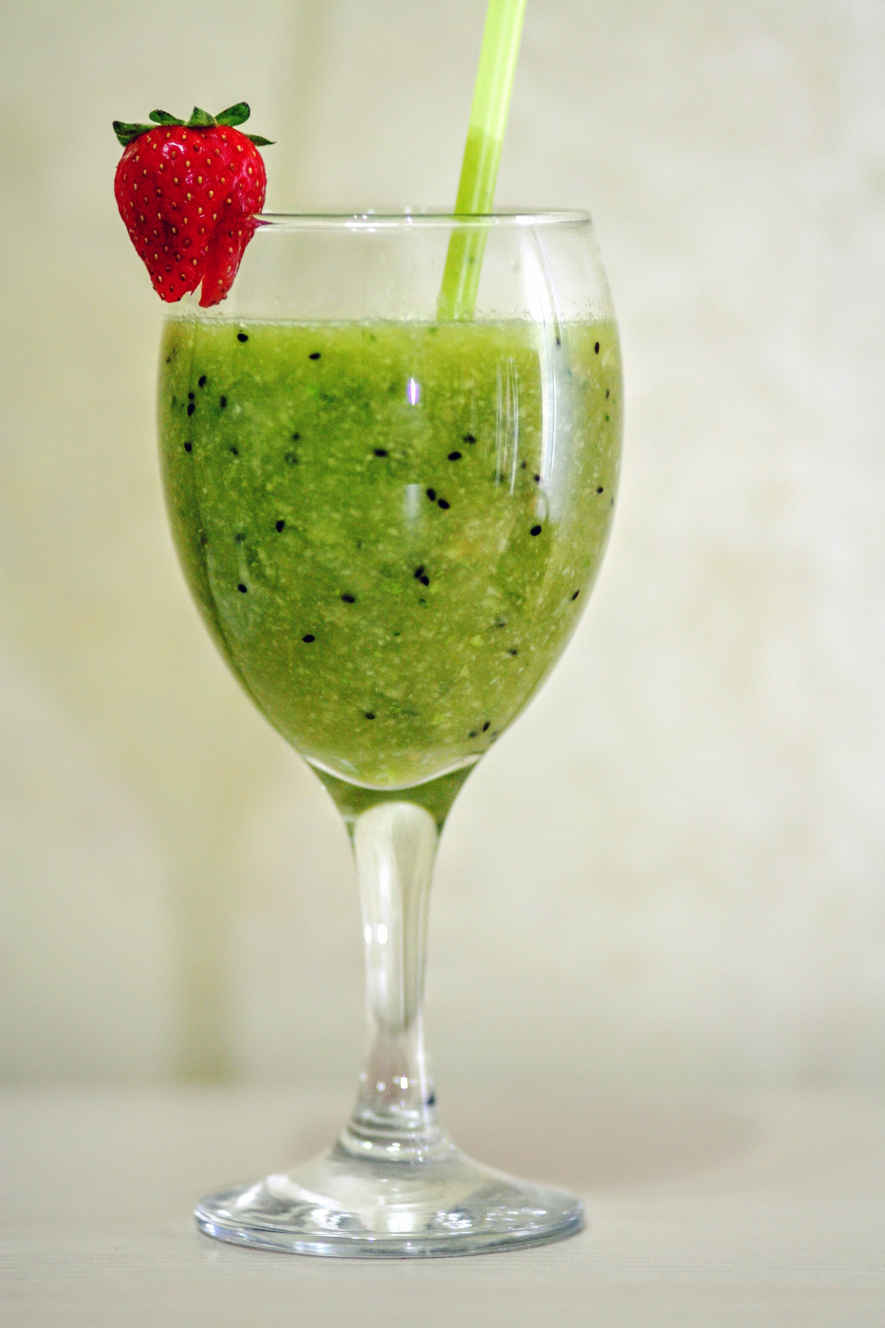 Kiwi Shake On Clear Wine Glass With Straw And Strawberry - Pepino Perejil Jengibre Y Limon , HD Wallpaper & Backgrounds