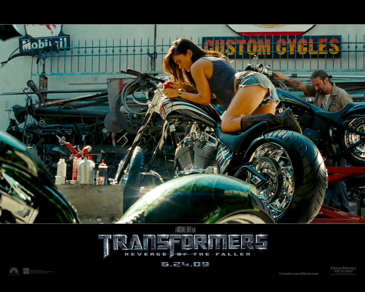 Revenge Of The Fallen - Megan Fox Transformers Revenge Of The Fallen , HD Wallpaper & Backgrounds