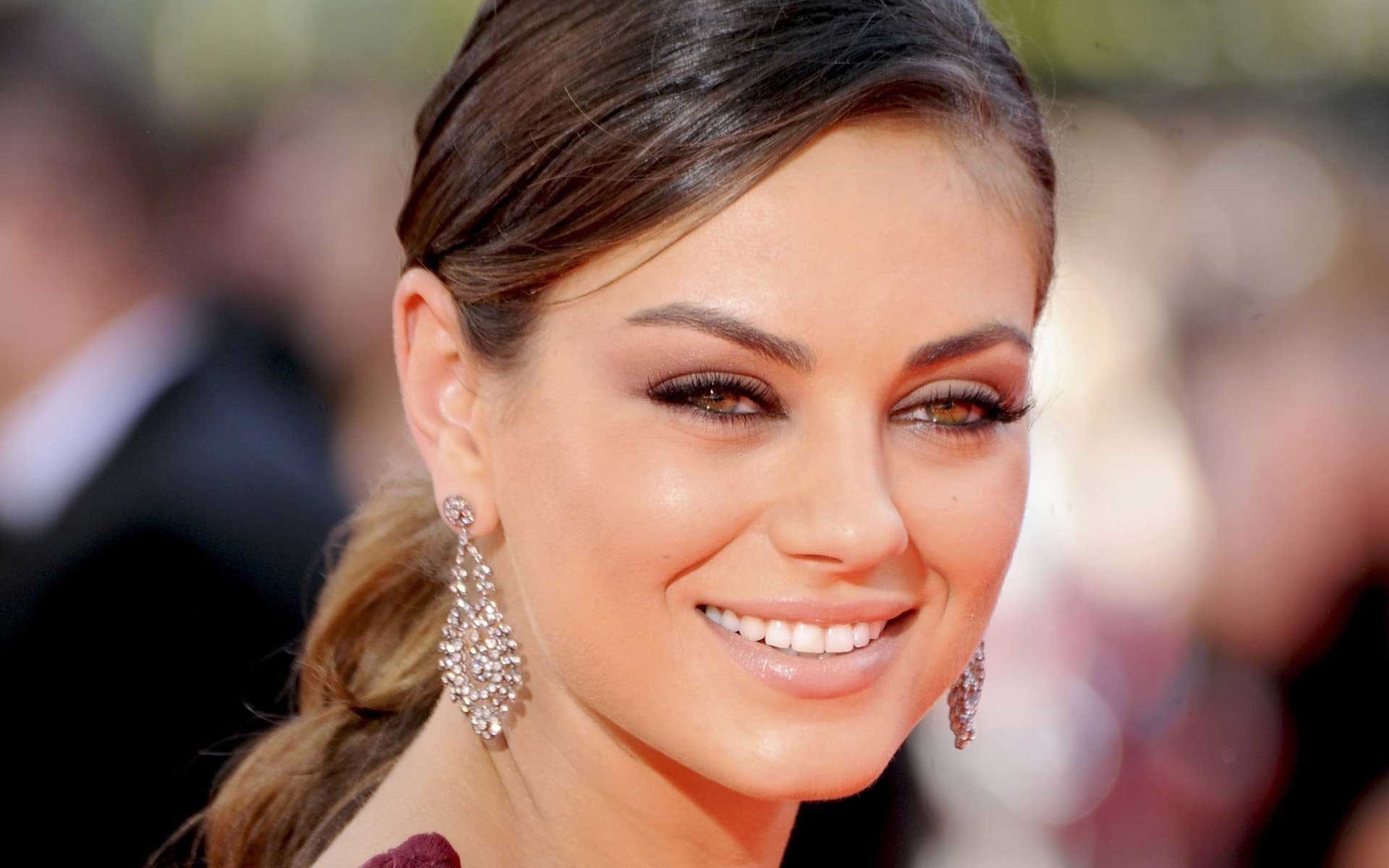 Sexy Eye Closeup Face Wallpaper Of Hollywood Actress - Mila Kunis Beautiful , HD Wallpaper & Backgrounds