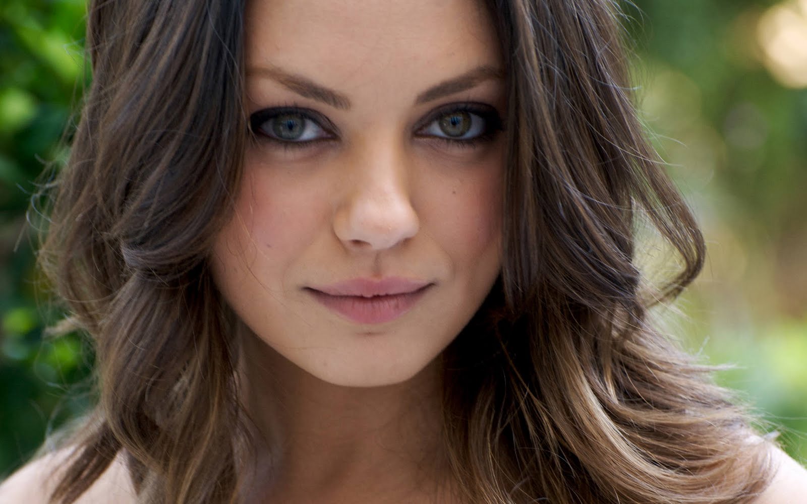 Famous People With Heterochromia Wallpaper 3 - Mila Kunis Blue Eyes , HD Wallpaper & Backgrounds