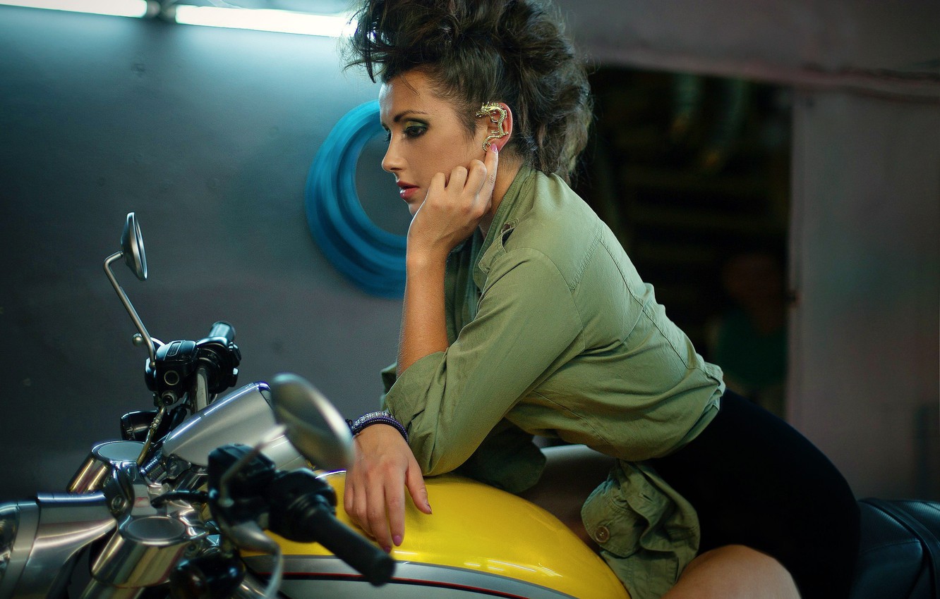 Photo Wallpaper Girl, Garage, Motorcycle, Bike, Biker - Motorcycle , HD Wallpaper & Backgrounds