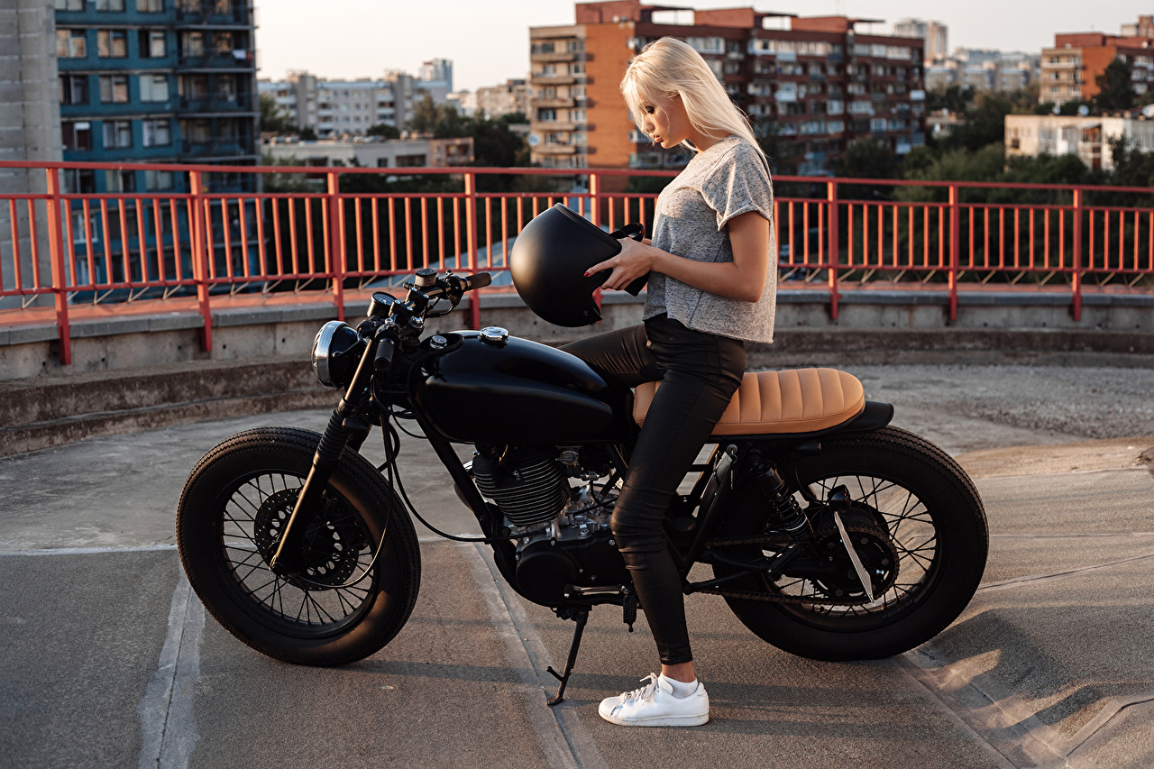 Блондинка В Шлеме На Мотоцикле , HD Wallpaper & Backgrounds