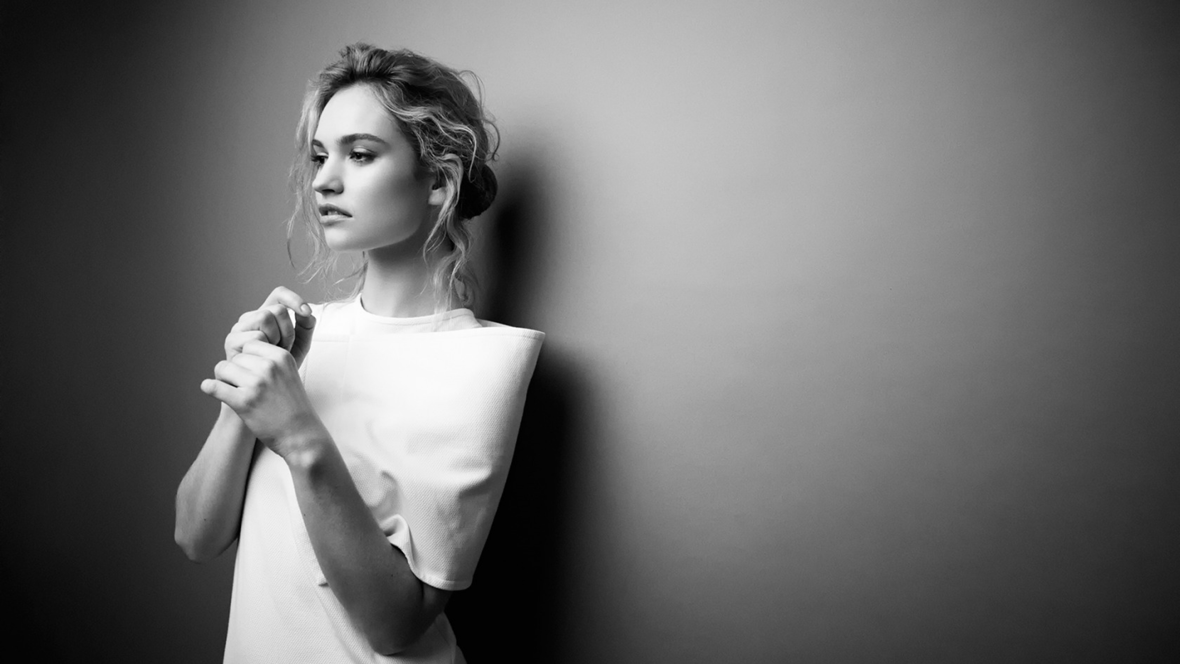 Lily James Monochrome - Lily James , HD Wallpaper & Backgrounds