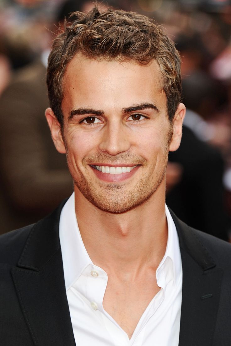 Theo-james - Theo James , HD Wallpaper & Backgrounds