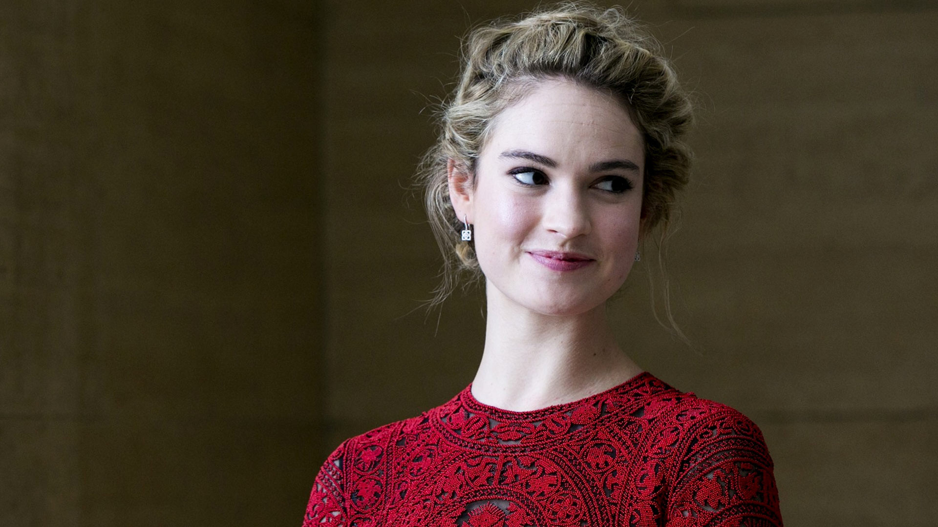Lily James Actress Wallpaper - Lily James , HD Wallpaper & Backgrounds