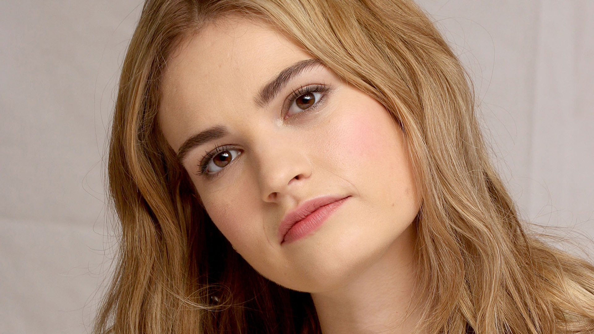 Lily James Wallpaper Pack - Lily James Natural Makeup , HD Wallpaper & Backgrounds
