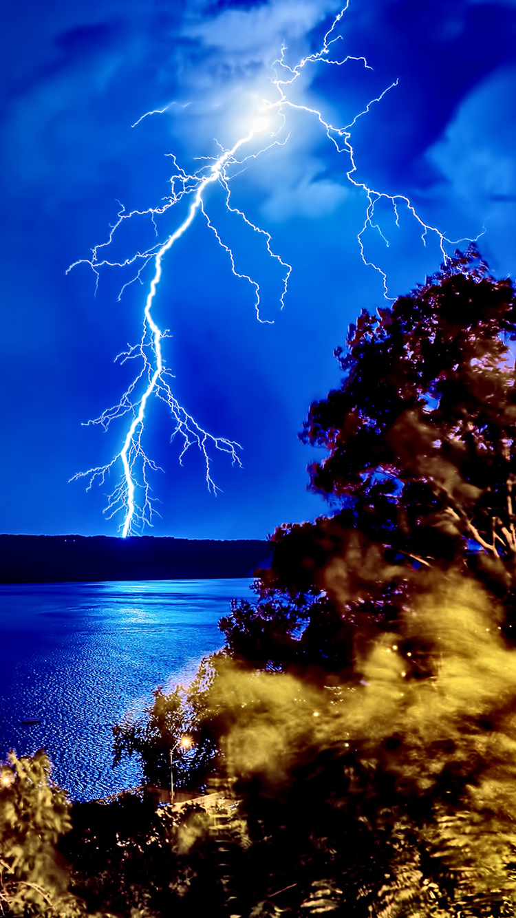 Lightning Strike Forest Lake Iphone 6 Wallpaper - Lightning Strike Wallpaper Iphone , HD Wallpaper & Backgrounds