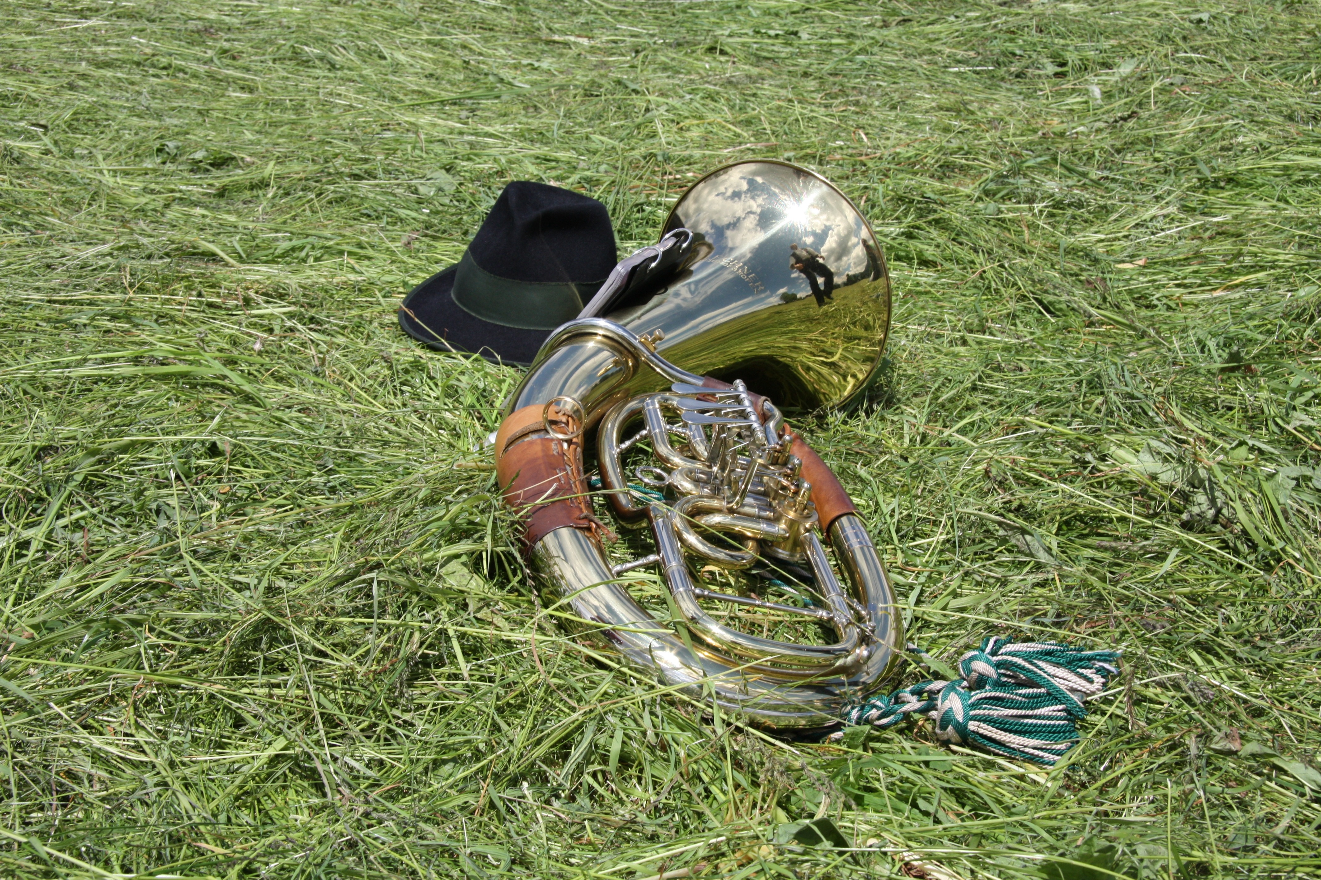 Brass French Horn Beside A Black Fedora Hat In Grass - Grass , HD Wallpaper & Backgrounds