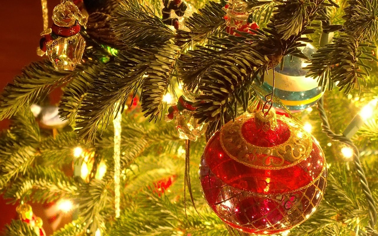 Christmas Ornaments On Tree , HD Wallpaper & Backgrounds