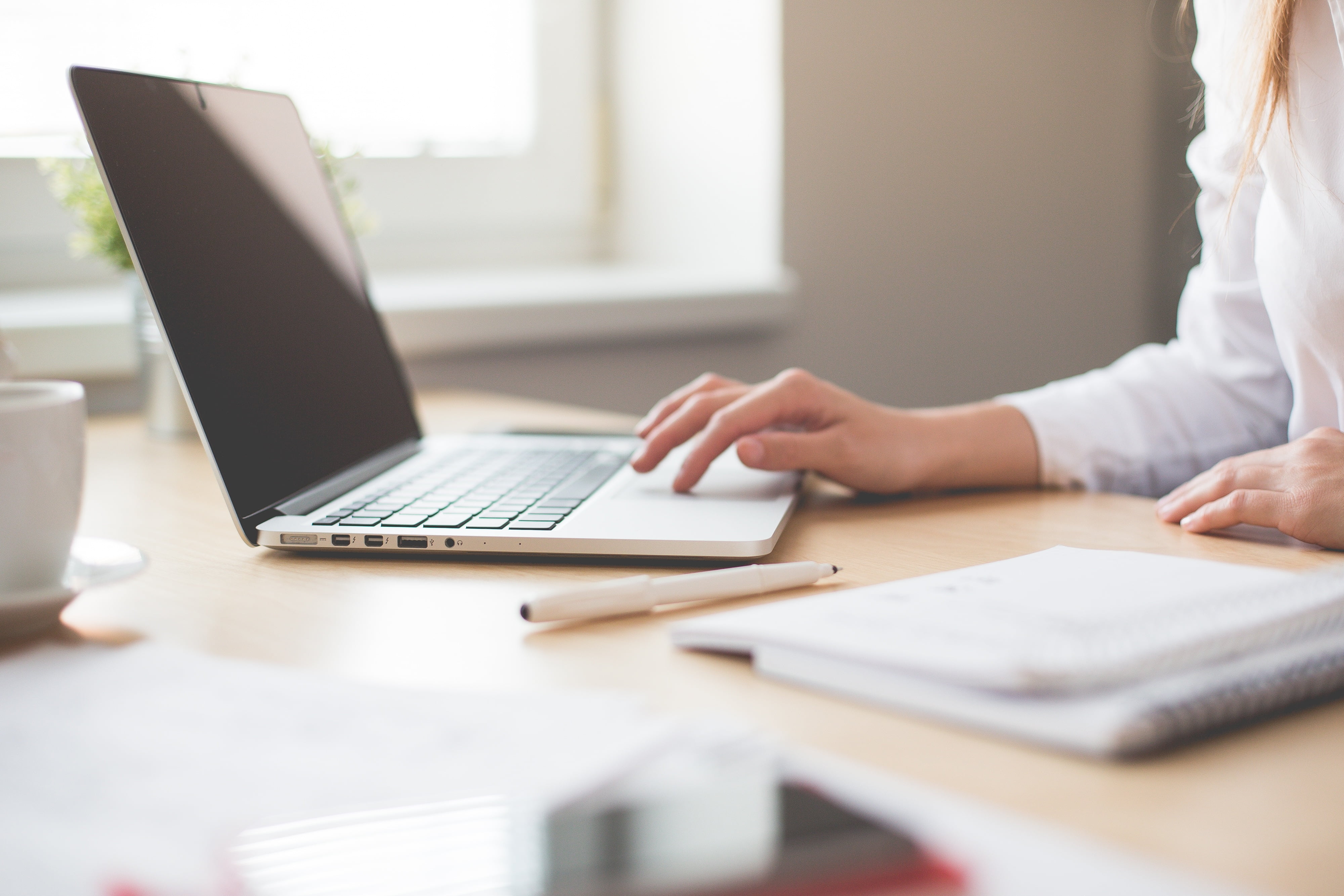 Woman Working On Laptop , HD Wallpaper & Backgrounds