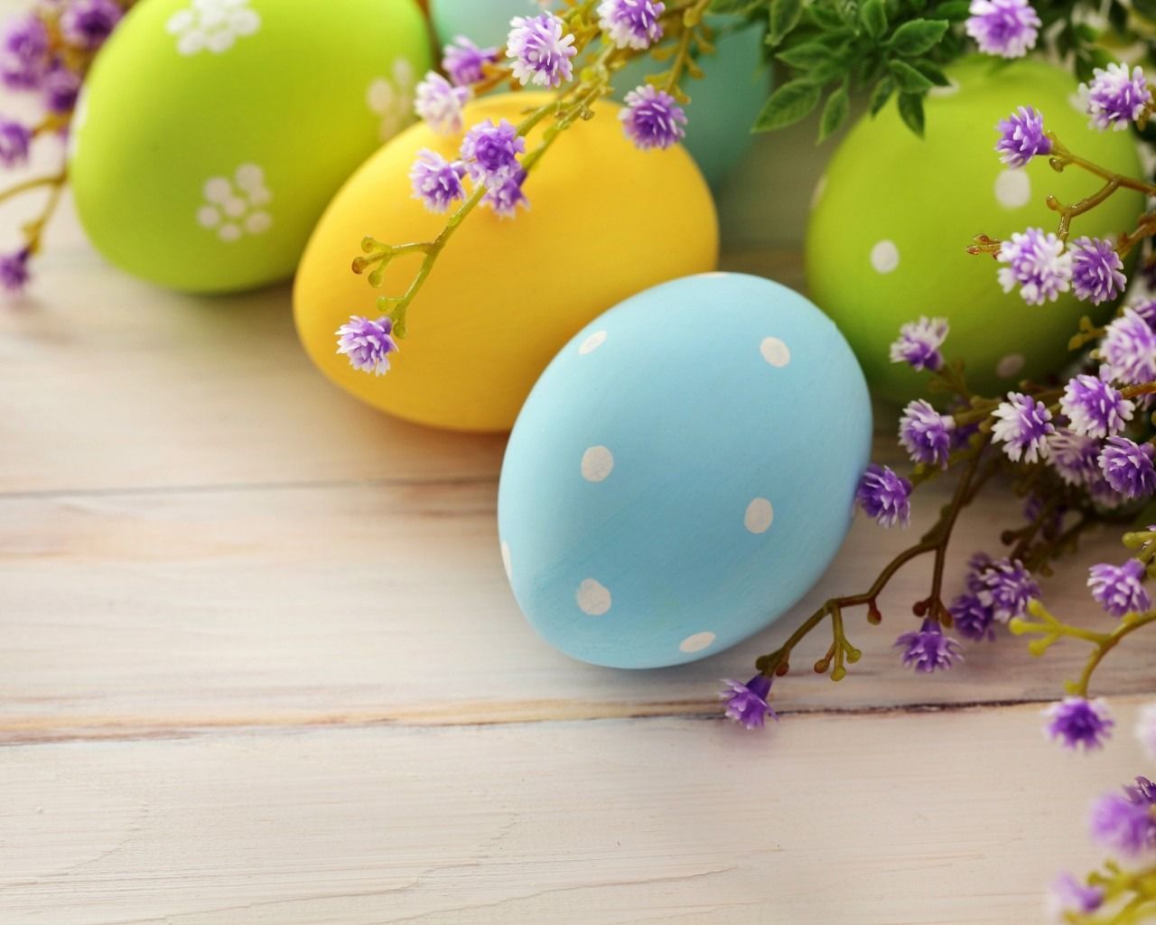 Easter Eggs And Flowers , HD Wallpaper & Backgrounds