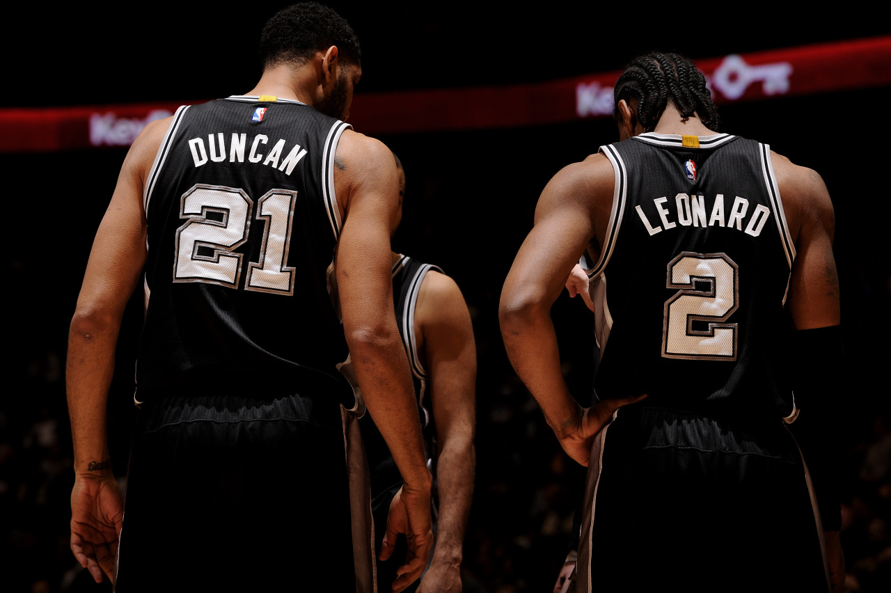 Tim Duncan And Kawhi Leonard Of The San Antonio Spurs - Kawhi Leonard And Duncan , HD Wallpaper & Backgrounds