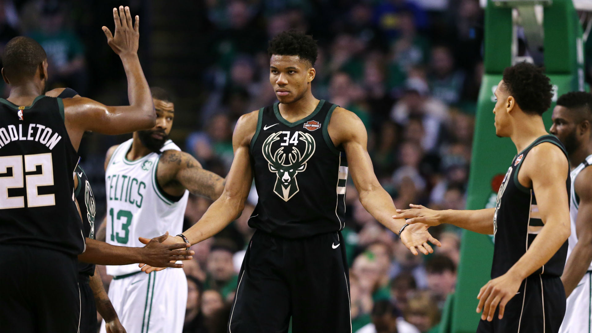 Giannis Antetokounmpo Leads Rising Bucks, But Milwaukee - Giannis Antetokounmpo Milwaukee Bucks , HD Wallpaper & Backgrounds