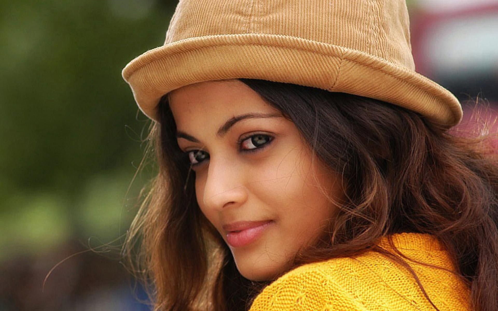 Sneha Ullal In Hat Hd 1080p Wallpaper - Sneha Ullal , HD Wallpaper & Backgrounds