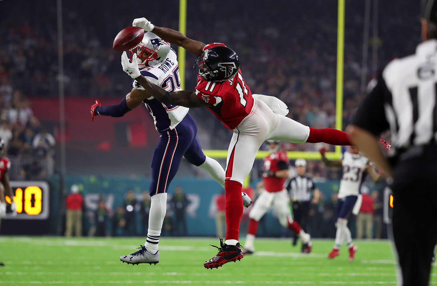 Atlanta Falcons Wide Receiver Julio Jones Makes A Leaping - Julio Jones Super Bowl Catch , HD Wallpaper & Backgrounds