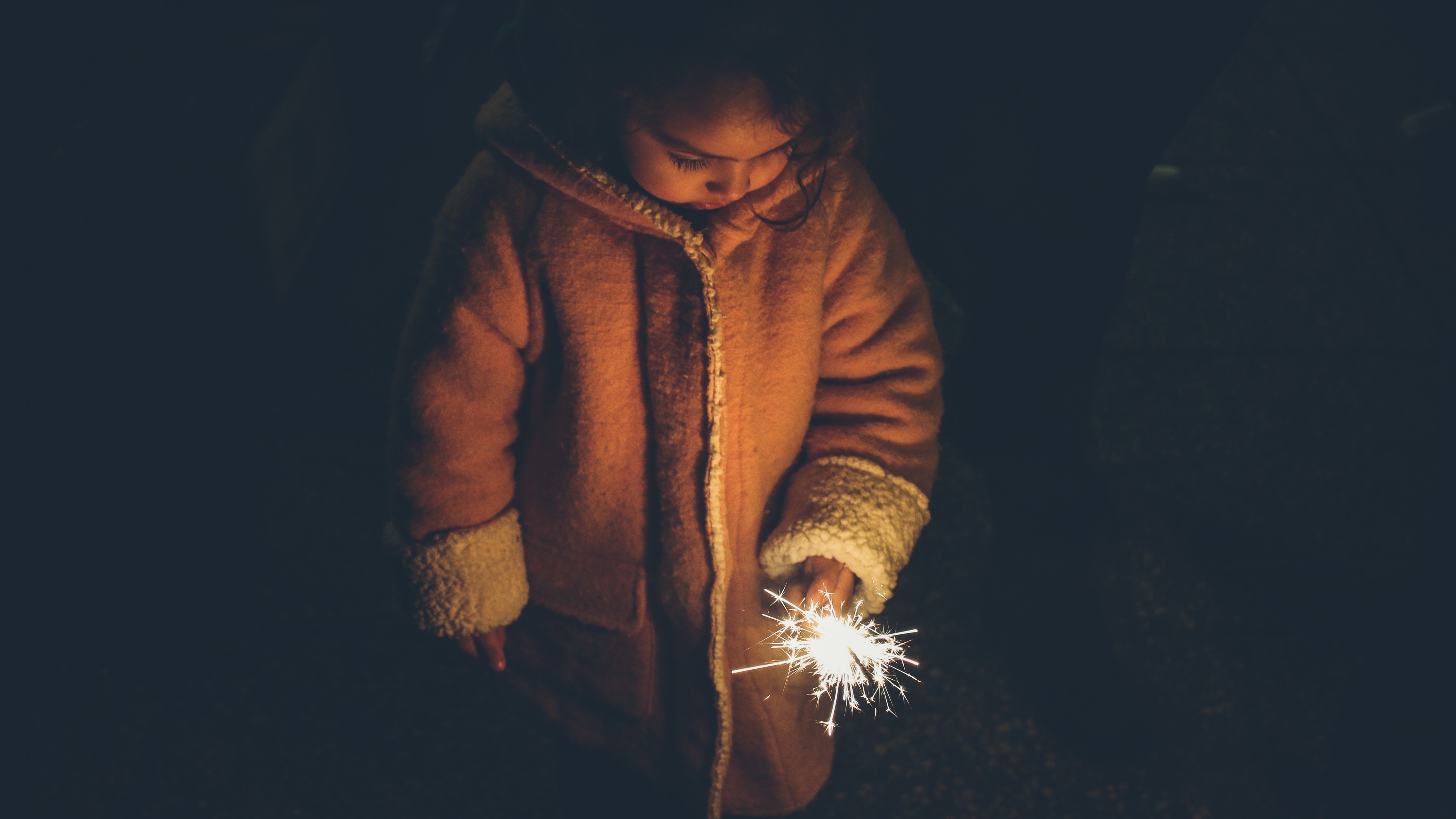 Indian Child Celebrate Diwali 5k Wallpapers - Child With Firework , HD Wallpaper & Backgrounds