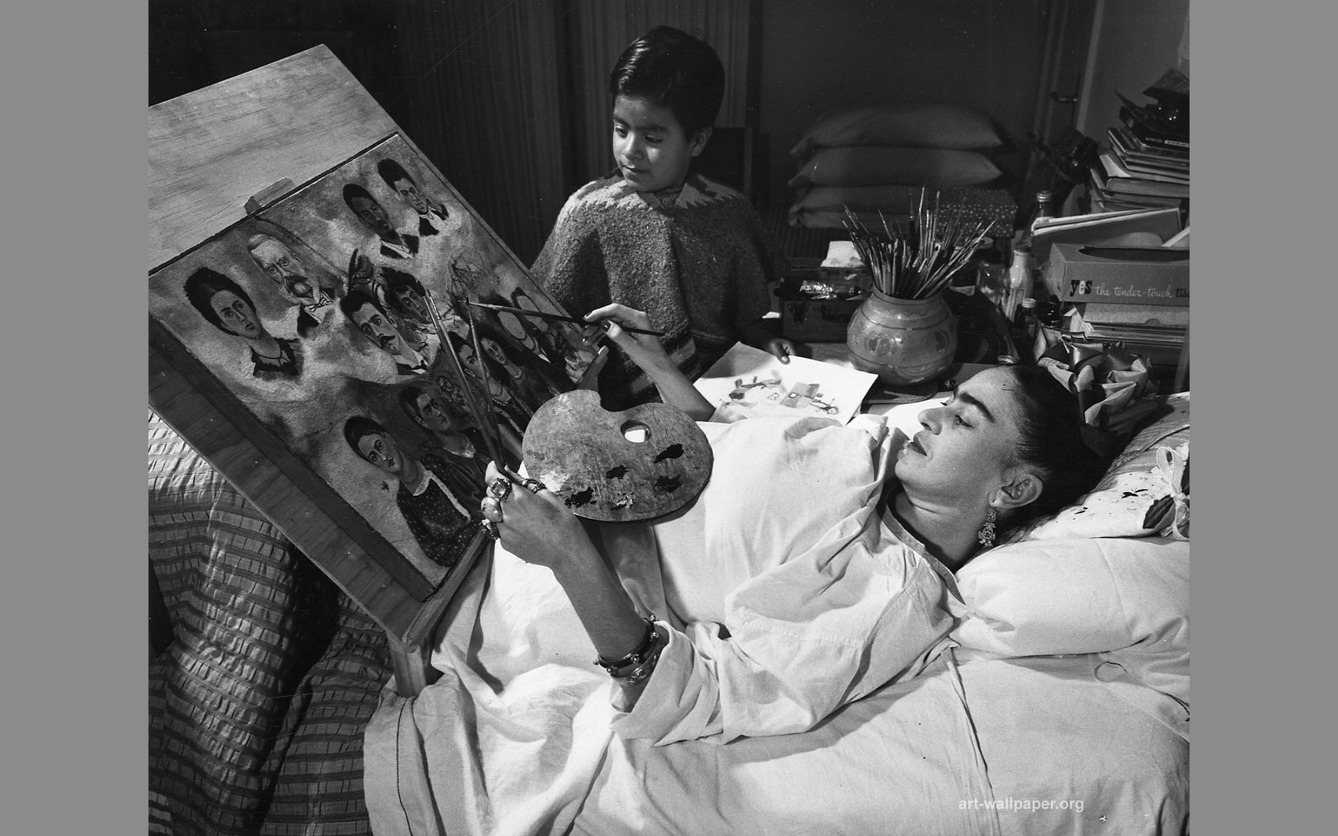 Frida Kahlo Painting In Bed , HD Wallpaper & Backgrounds