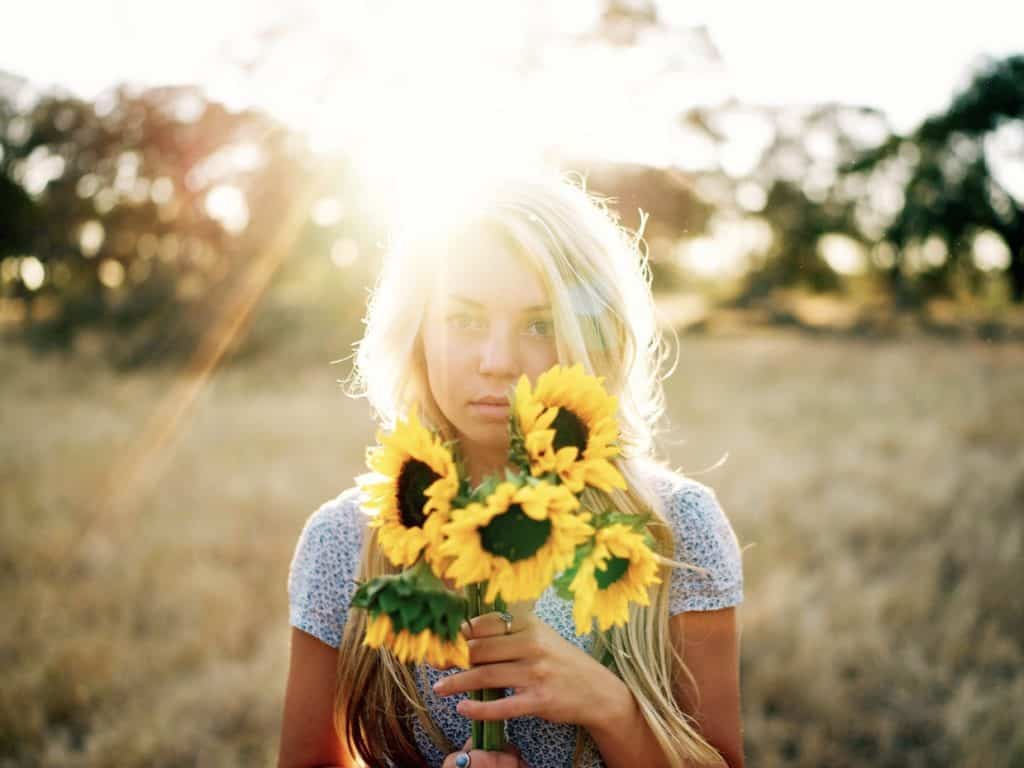 Girl In A Field Of Flowers , HD Wallpaper & Backgrounds