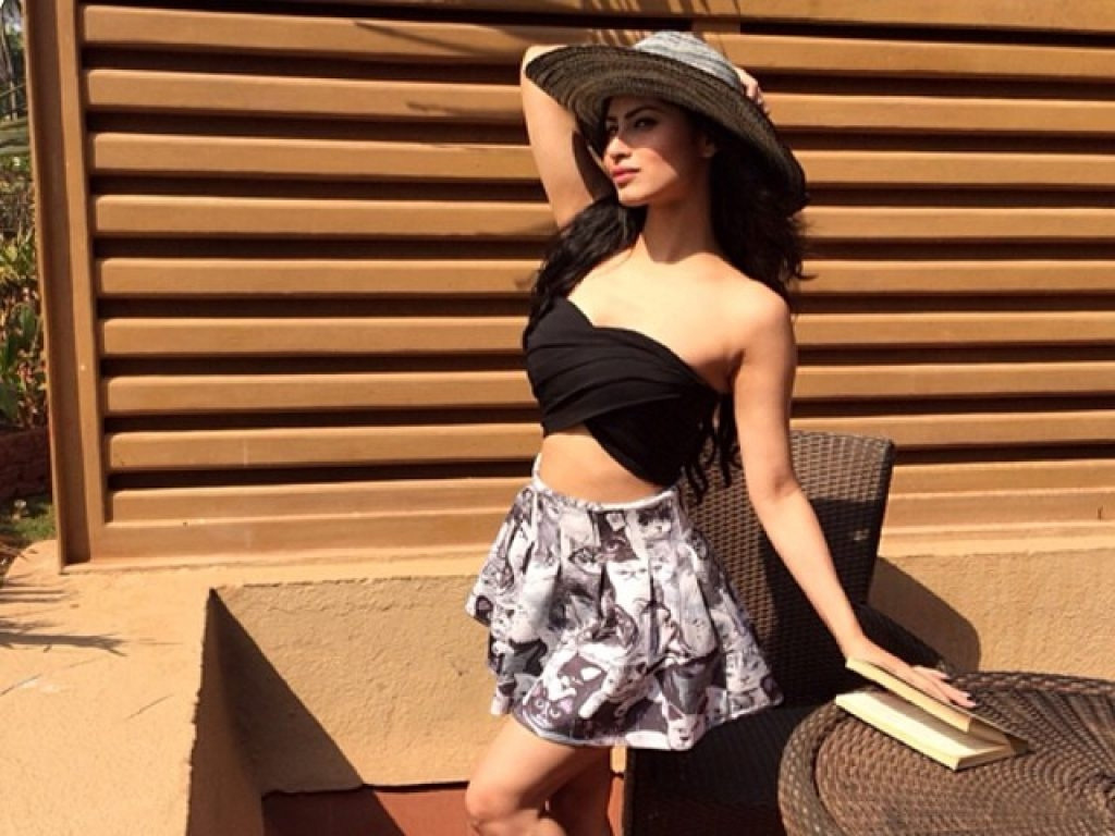 Mouni Roy Mini Skirt , HD Wallpaper & Backgrounds