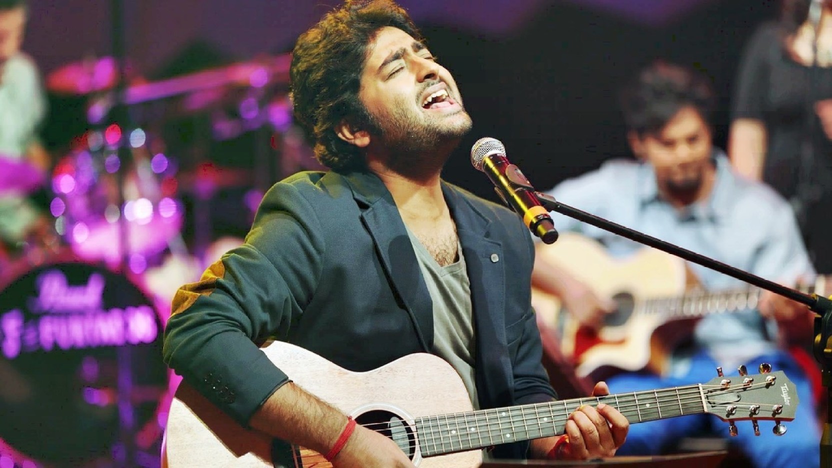 Arijit Singh With Guitar , HD Wallpaper & Backgrounds