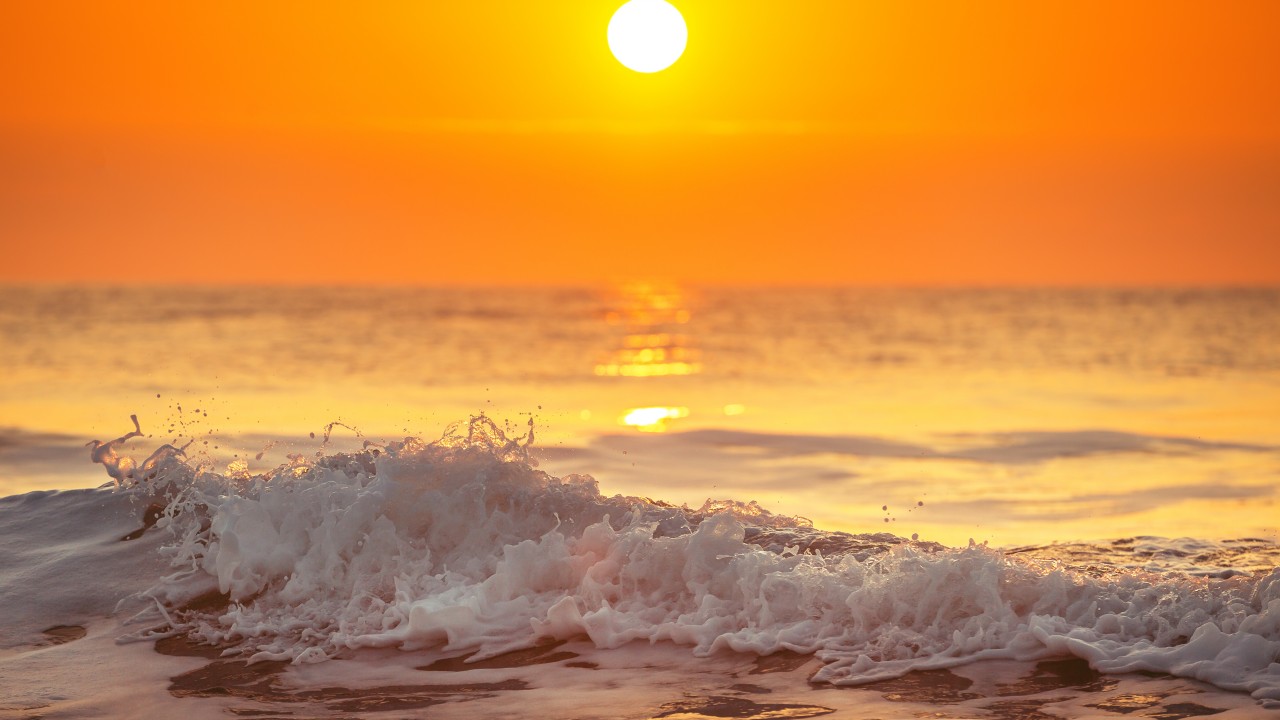 Beach Waves Sunrise Hd , HD Wallpaper & Backgrounds