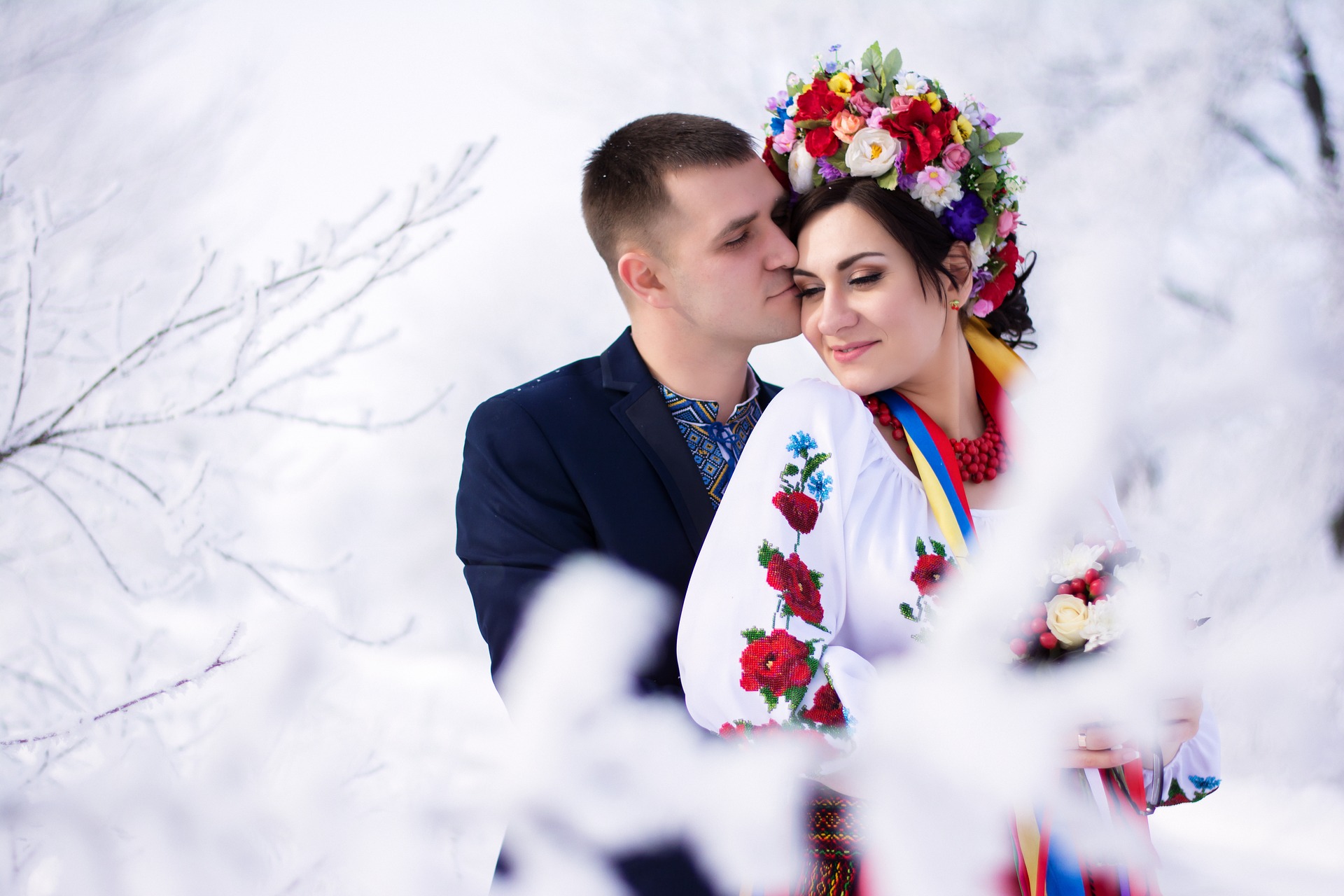 Sweet Romantic Couple Snow Wallpaper Hd 1920x1280p - Marriage Suvichar , HD Wallpaper & Backgrounds