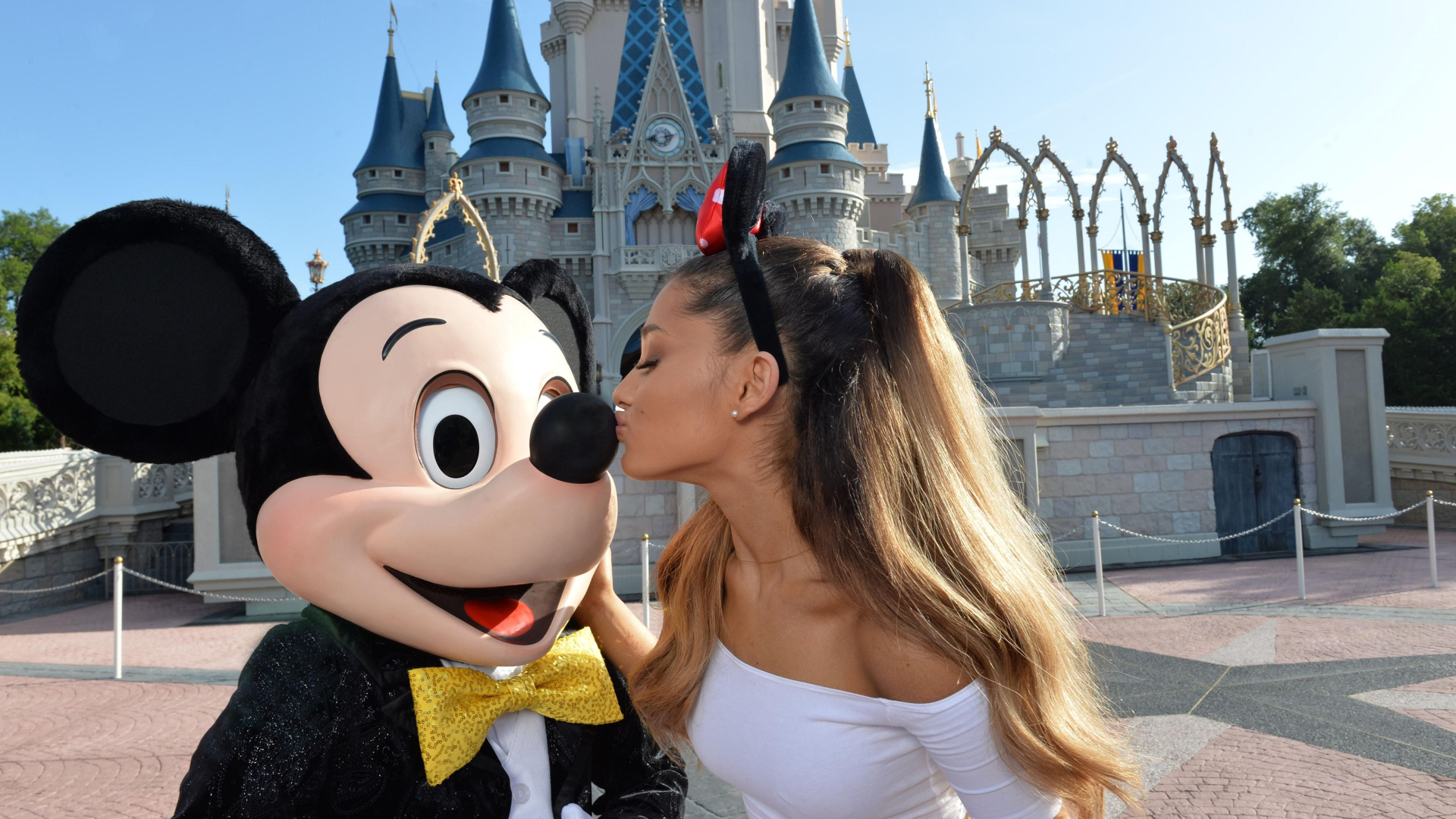 Ariana Grande Wallpaper - Magic Kingdom , HD Wallpaper & Backgrounds
