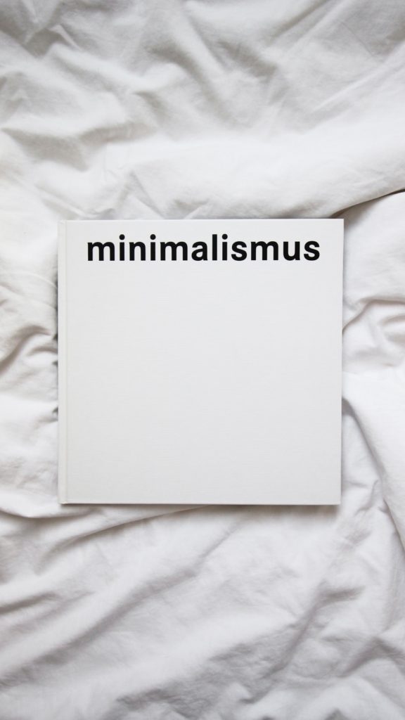 Minimalismus On White Book On Blanket - Iphone 8+ Wallpaper Minimalist White , HD Wallpaper & Backgrounds