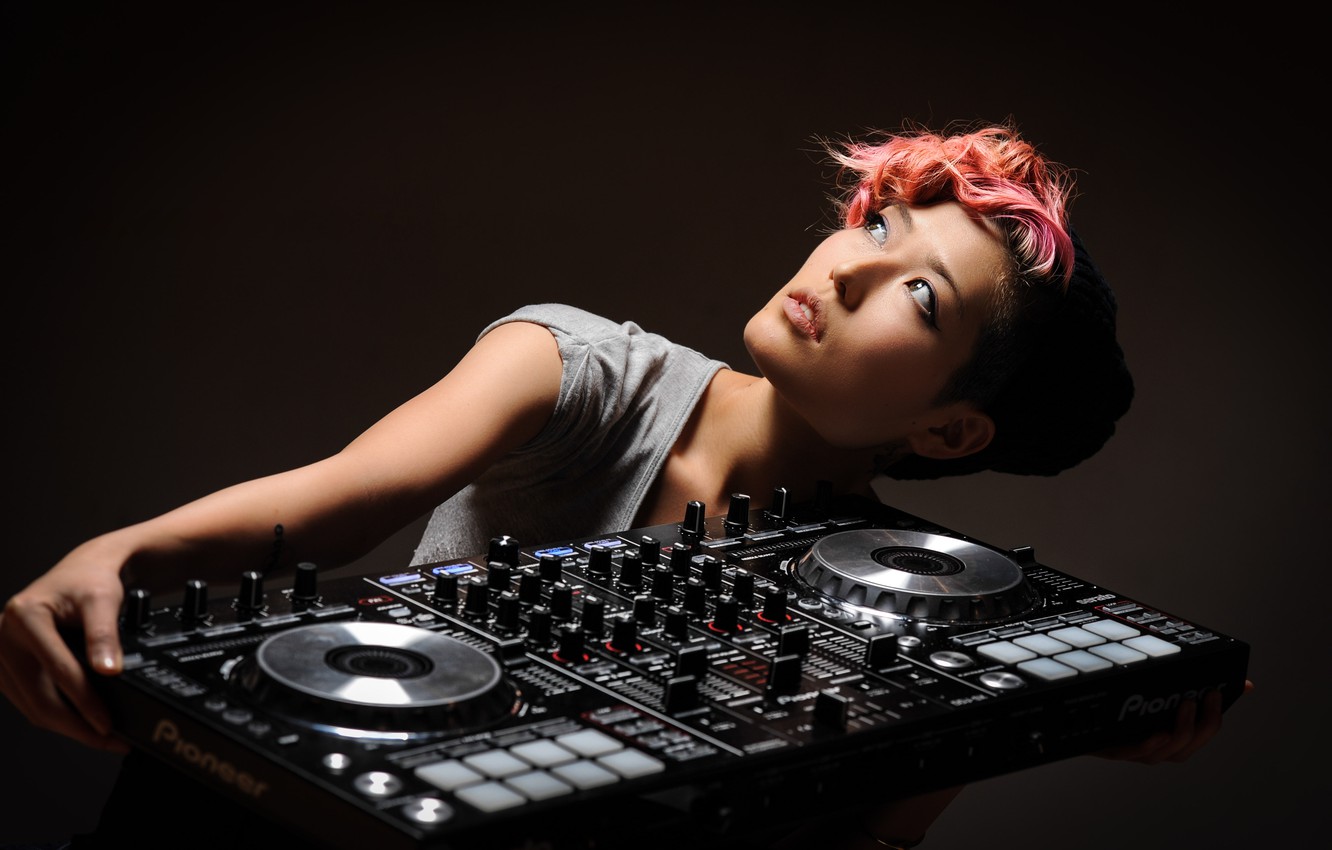 Photo Wallpaper Girl, Remote, Dj - Girl Headphones Dj Music , HD Wallpaper & Backgrounds