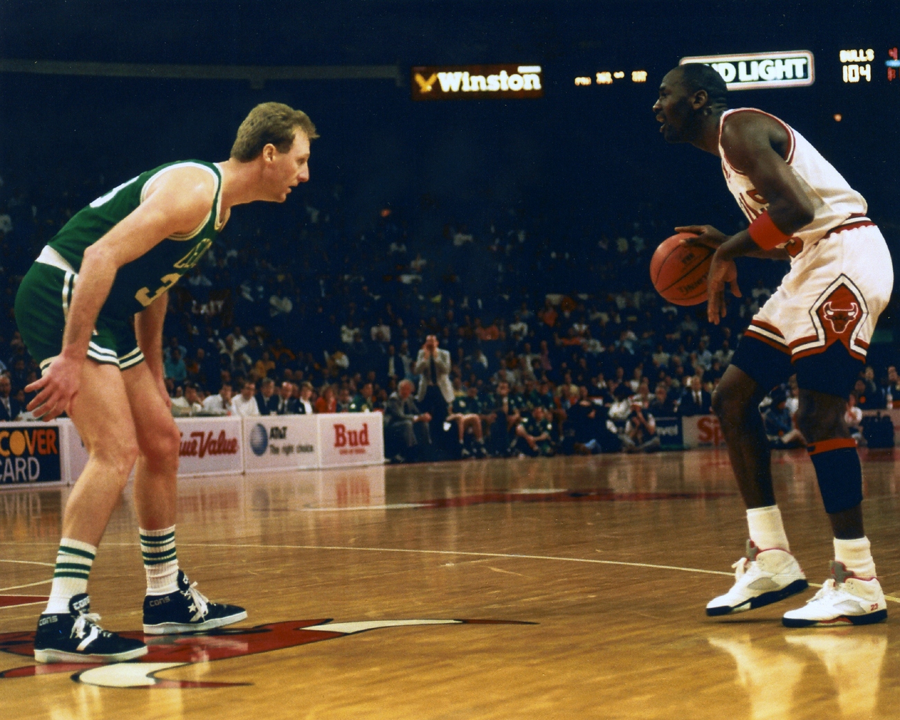 Free Wallpaper Larry Bird Michael Jordan - Larry Bird Guarding Michael Jordan , HD Wallpaper & Backgrounds