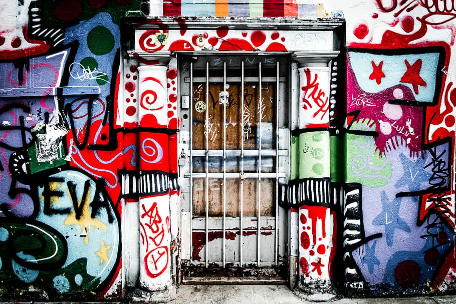 White, Red, And Blue House, White Metal Door With Paintings, - Graffiti Hd , HD Wallpaper & Backgrounds